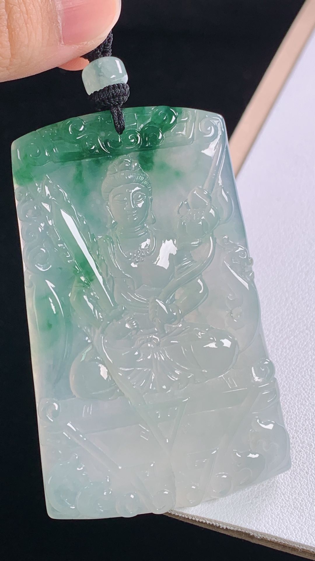 冰飘花虚空藏菩萨 花色灵动，清透细腻，无裂 尺寸:70.4-44.3-5.4mm