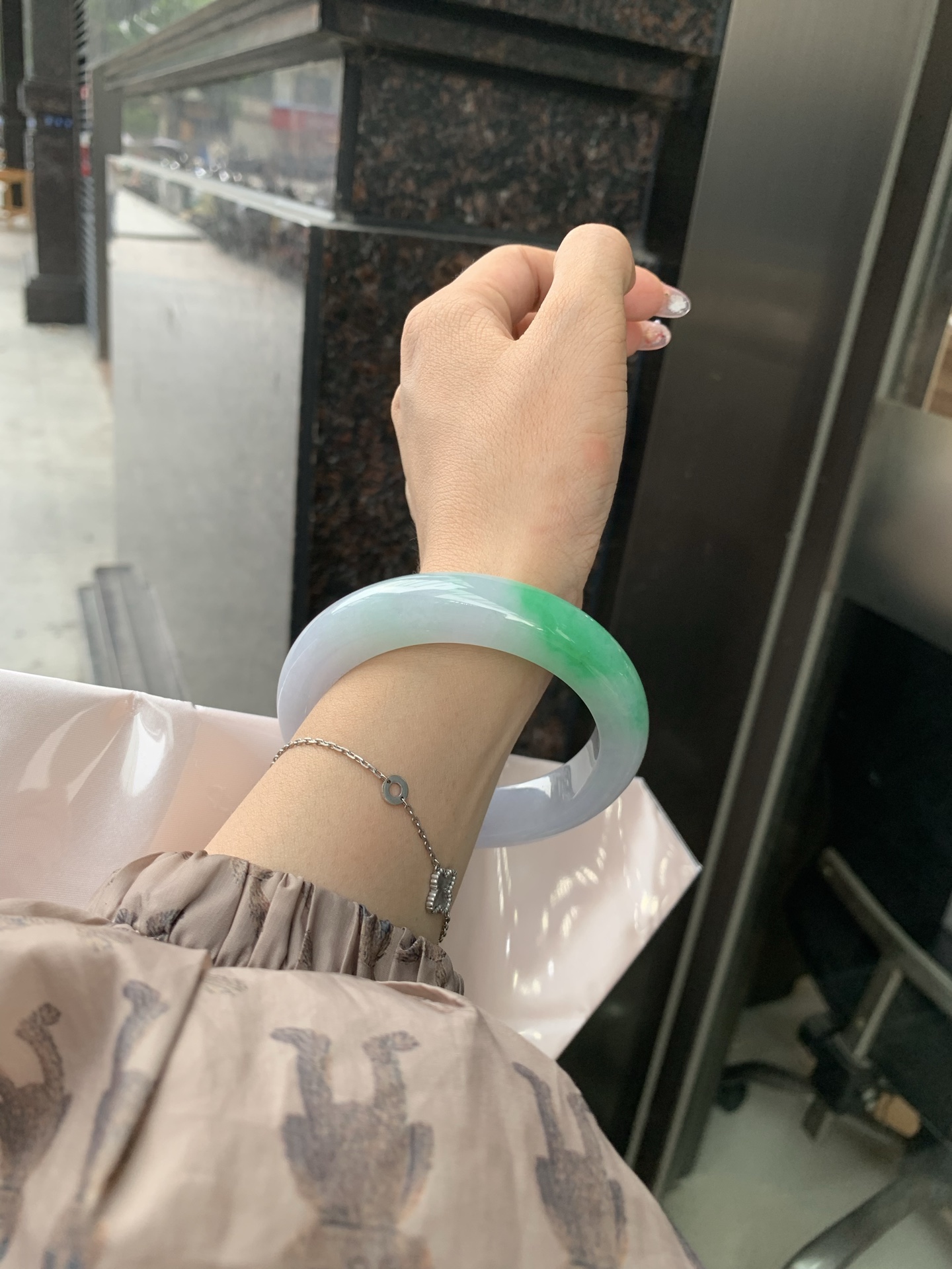 阳绿白底青正圈 59-10.3-13.7 0606-N913-1 打灯细纹，底妆冰润，一节阳绿花，点缀腕间风华，干净纯净的底色上，一抹翠色肆意流淌，宛如春日里的繁华盛景