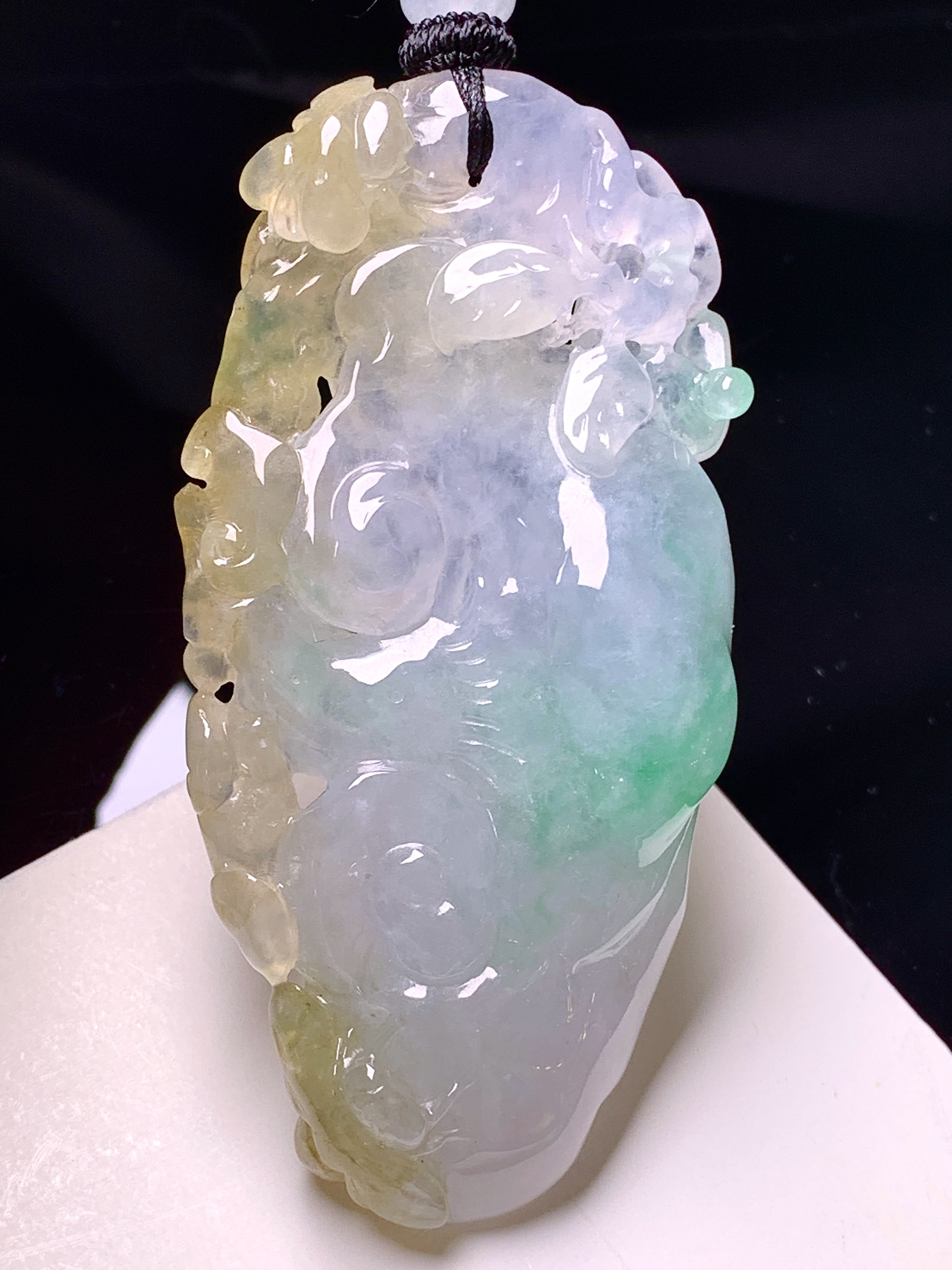 飘黄绿翡如果吊坠 玉质细腻 色泽艳丽清新 整体尺寸66.2*32*12.2 w1