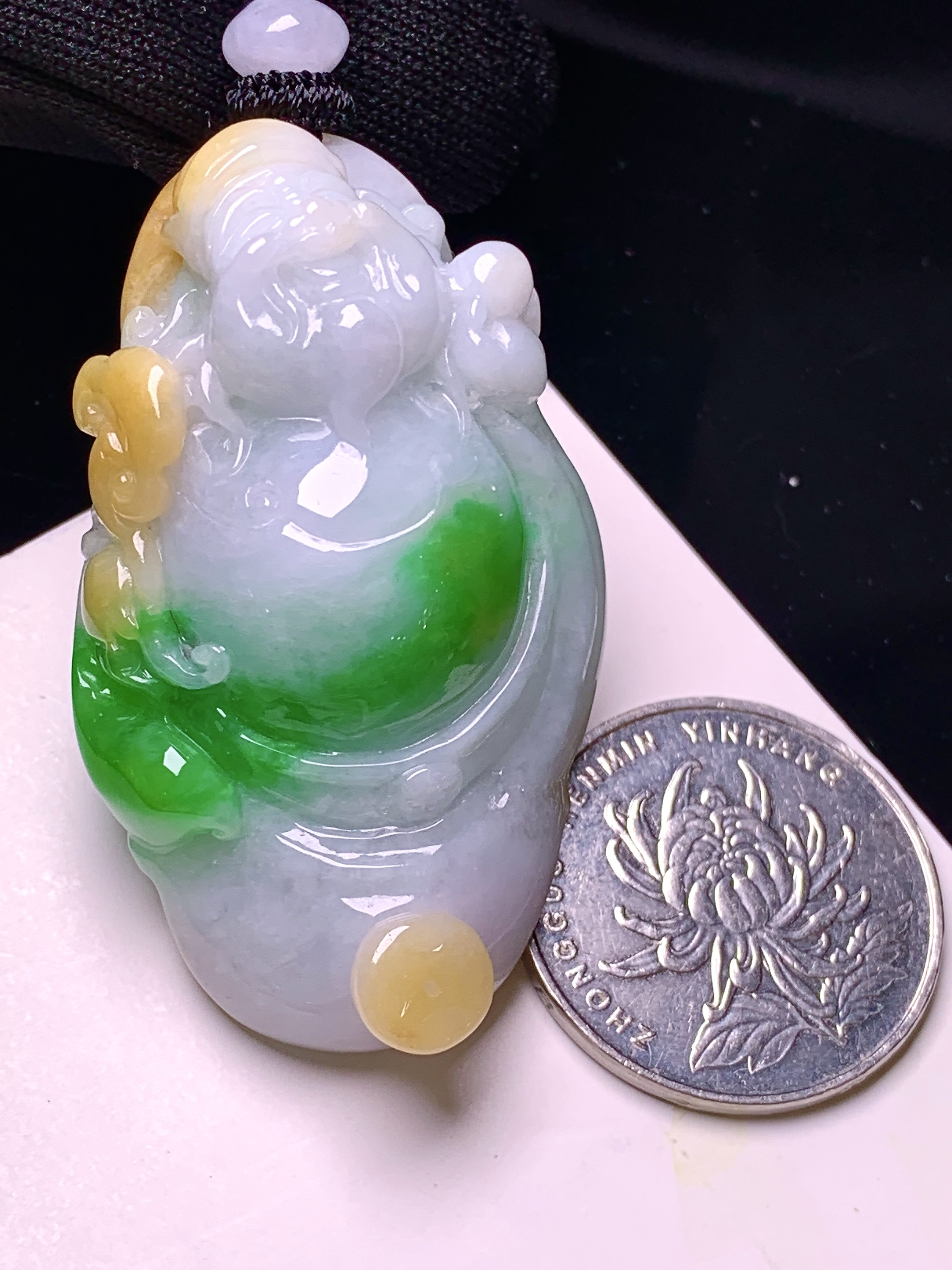 飘黄绿翡财神吊坠 玉质细腻 色泽艳丽清新 整体尺寸49.5*30.8*13.2 w1