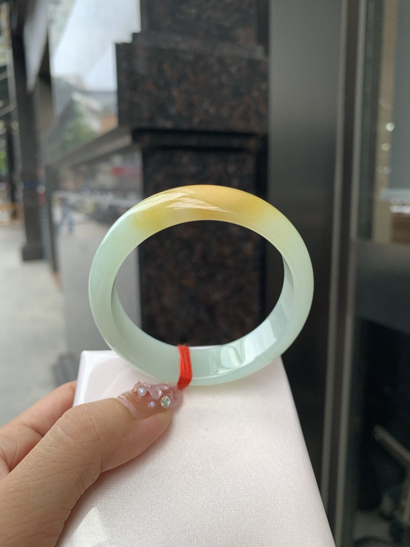 淡晴底黄翡宽版正圈 53.2-6.5-14.8 0606-SJ-117-1 打灯细纹，底妆细腻水润，淡淡的晴底搭配一大截黄翡，明亮吸睛，犹如夕阳洒在湖水上的感觉。