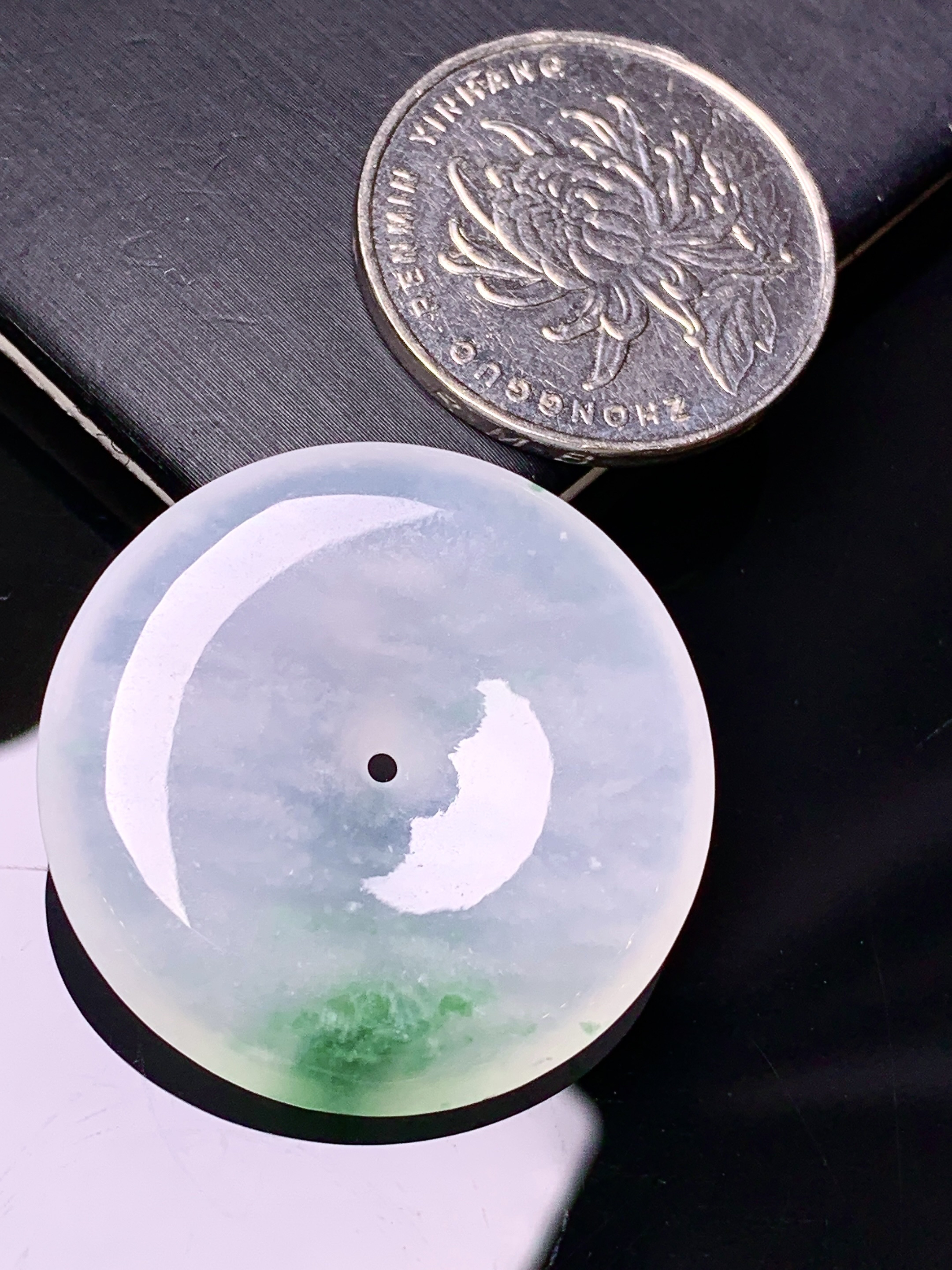 冰种飘绿平安扣吊坠 玉质细腻 色泽艳丽清新 整体尺寸31*5.8 d1