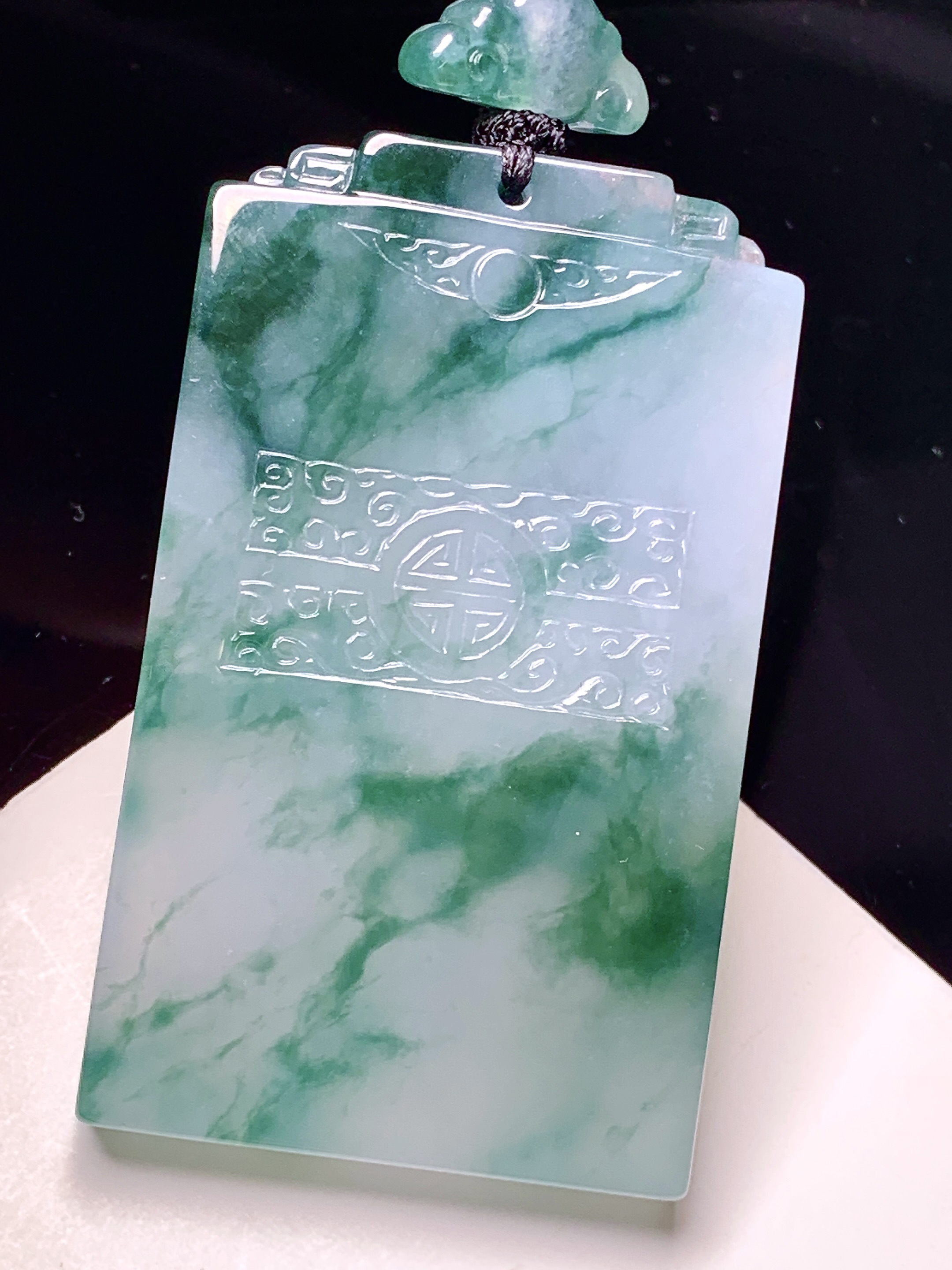 飘蓝花无事牌吊坠 玉质细腻 色泽艳丽清新 整体尺寸58*34.2*6.3 L1