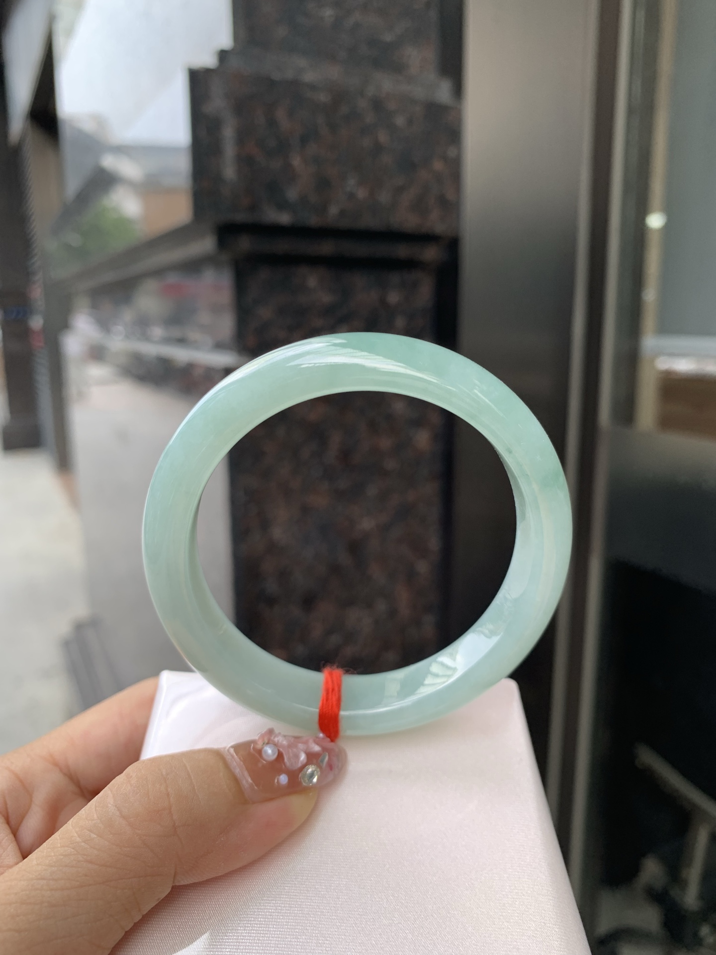 蓝水正圈 56.5-7.9-11.9 0606-SJ-119 无裂，底妆水润细腻，一汪蓝水落玉镯。腕间藏尽山间清泉色，自带静谧清冷氛围感。