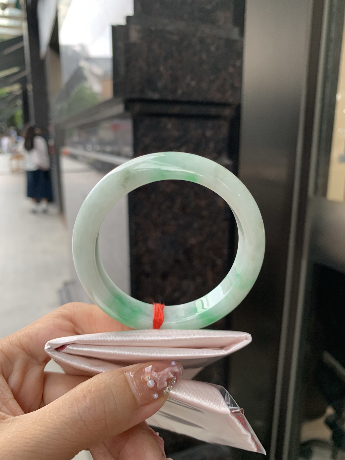 白底青正圈 55.2-8.4-12.5 0606-N909 打灯细纹，底妆水润，绿花点缀，镯色生香，腕间之美，水润中透着灵气，仙气缭绕，温婉可人，举手投足间皆是美好