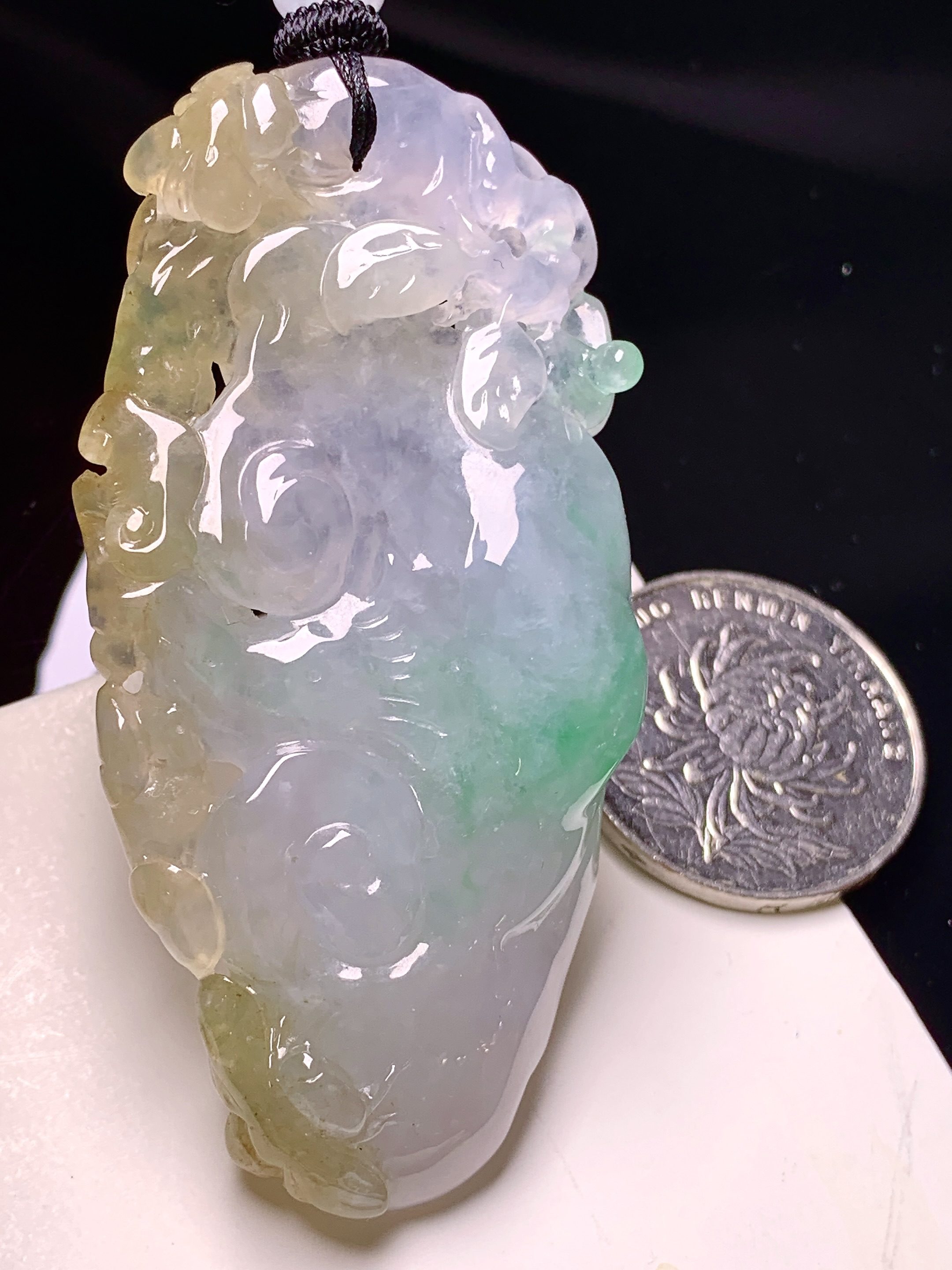 飘黄绿翡如果吊坠 玉质细腻 色泽艳丽清新 整体尺寸66.2*32*12.2 w1