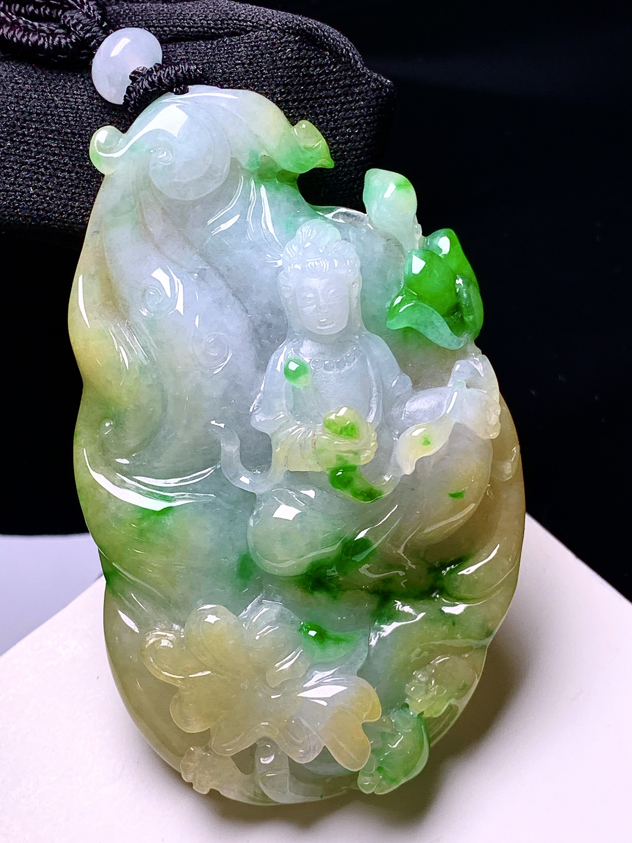 飘黄绿翡观音菩萨吊坠 玉质细腻 色泽艳丽清新 整体尺寸65.8*39.5*15.5 w1