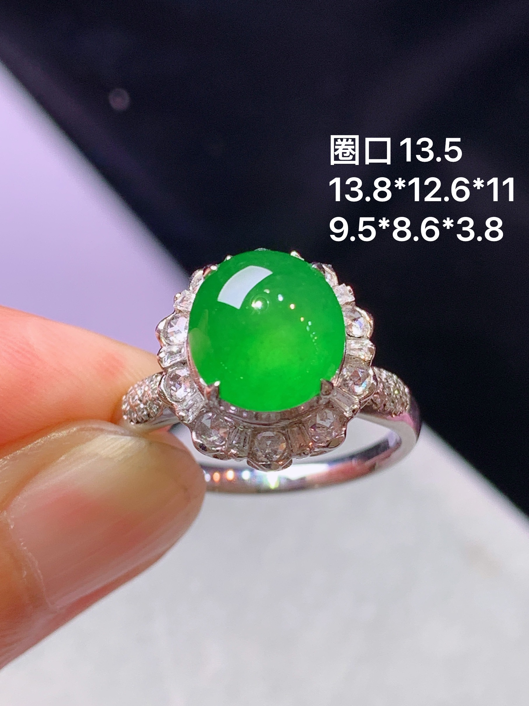 18k金钻镶嵌冰满绿蛋面戒指 玉质细腻 色泽艳丽清新 圈口13.5 整体尺寸13.8*12.6*11 h2