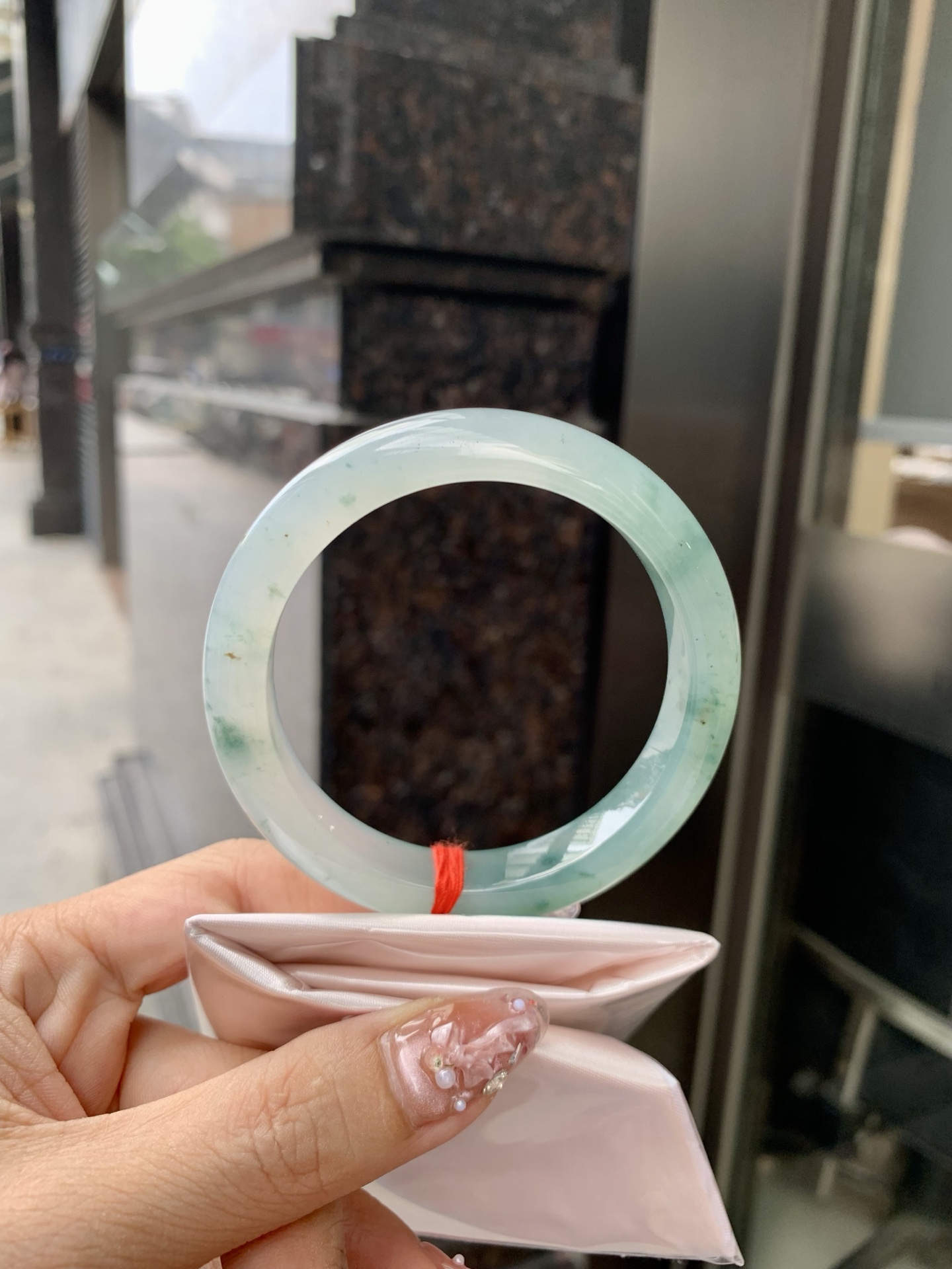蓝底冰飘花正圈 56.7-8.4-11.7 0606-SJ-112-3 打灯细纹，底妆冰润，蓝底飘花，半山半水，独特且直观的美，它的冰透细腻质地，成就了两种风格融合下最原始神秘气质～