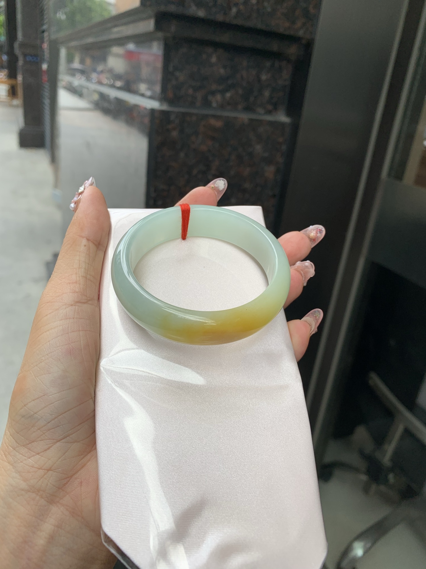 淡晴底黄翡宽版正圈 53.2-6.5-14.8 0606-SJ-117-1 打灯细纹，底妆细腻水润，淡淡的晴底搭配一大截黄翡，明亮吸睛，犹如夕阳洒在湖水上的感觉。