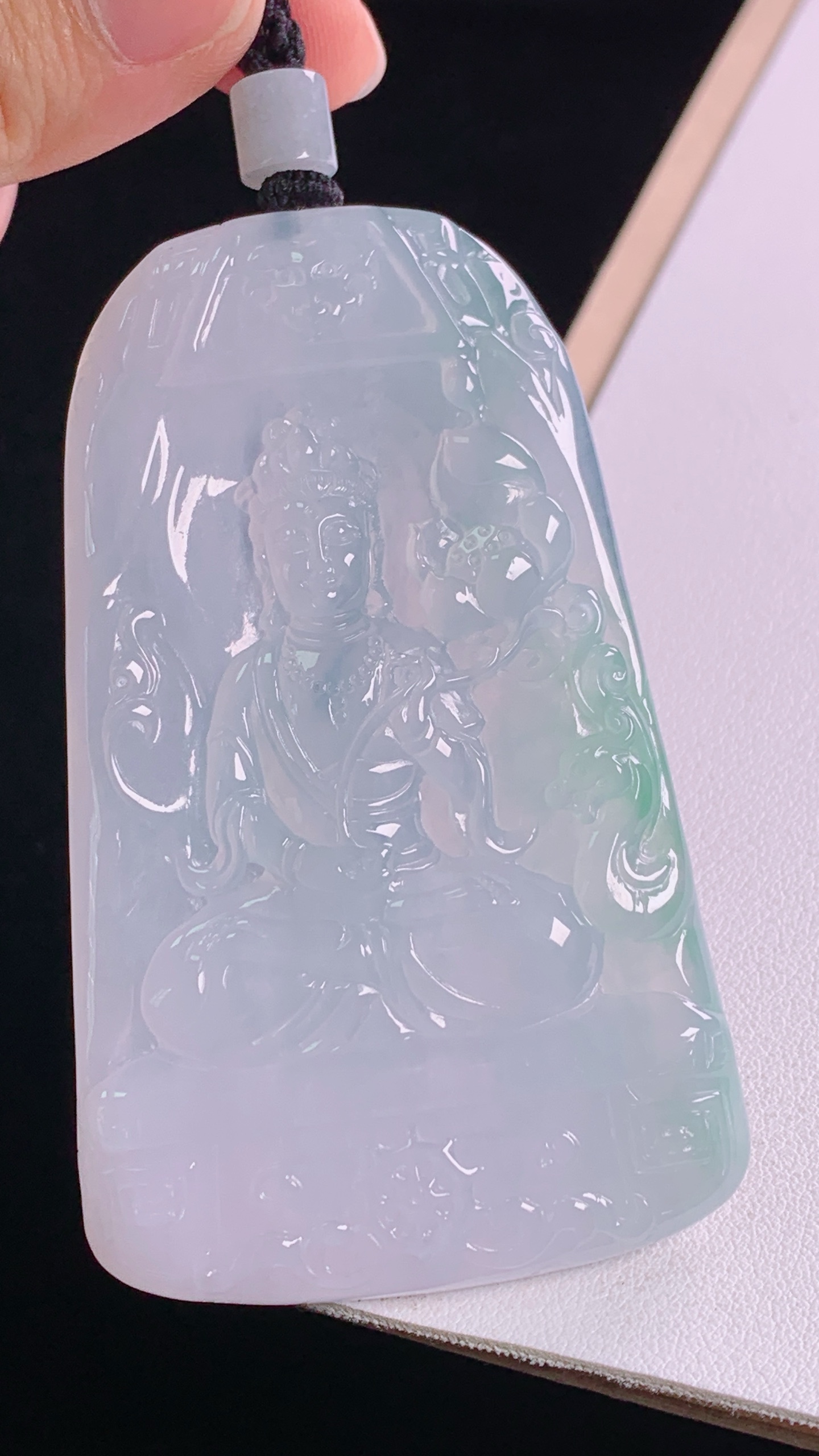 ️冰飘绿大势至菩萨 冰透起光，底子细腻，无裂 尺寸:77.7-47.2-6.6mm 3