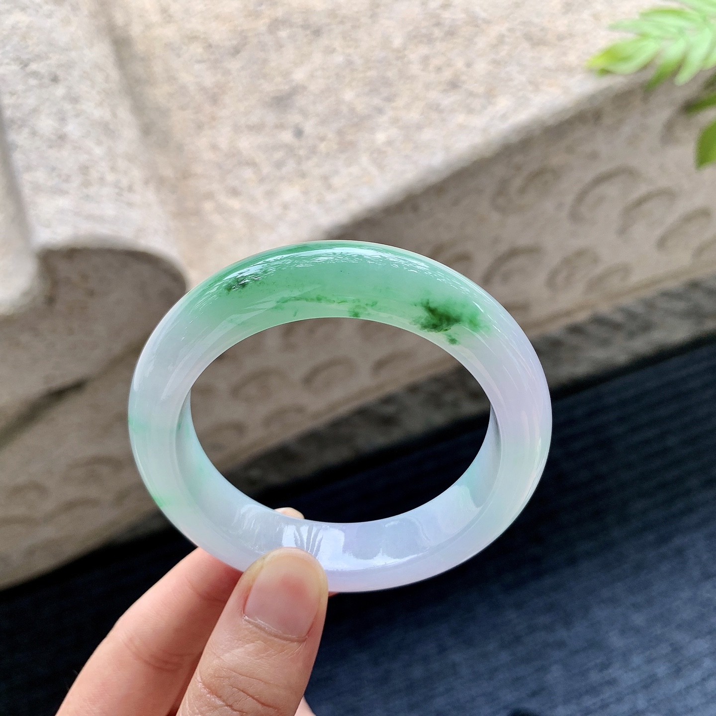 正圈 圈口52.8/13/9 编码HT060739 描述冰糯春彩，飘绿，水润，种老，细腻，无裂