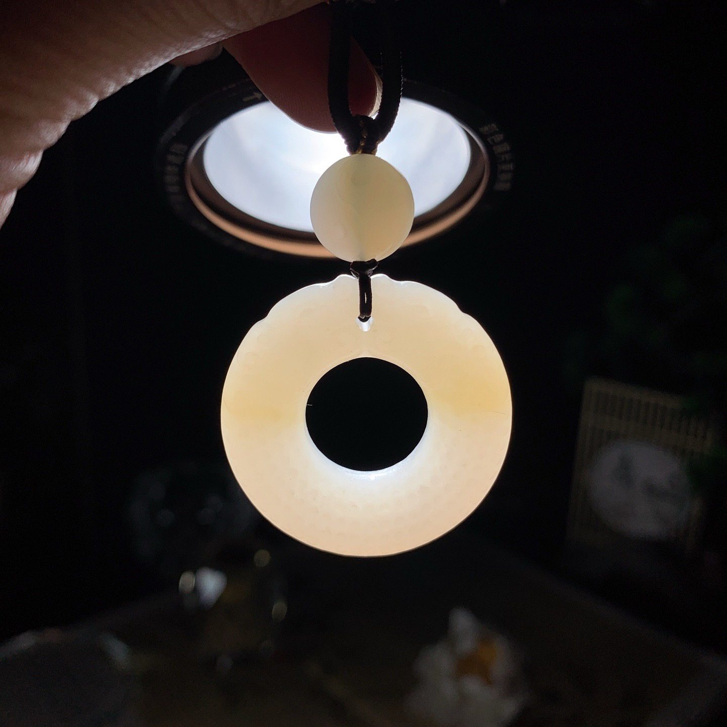 新疆且末糖仿古龙挂件 尺寸33/8重15.5克。玉质细腻油润。手推出油。佩戴高端典雅。lt260605