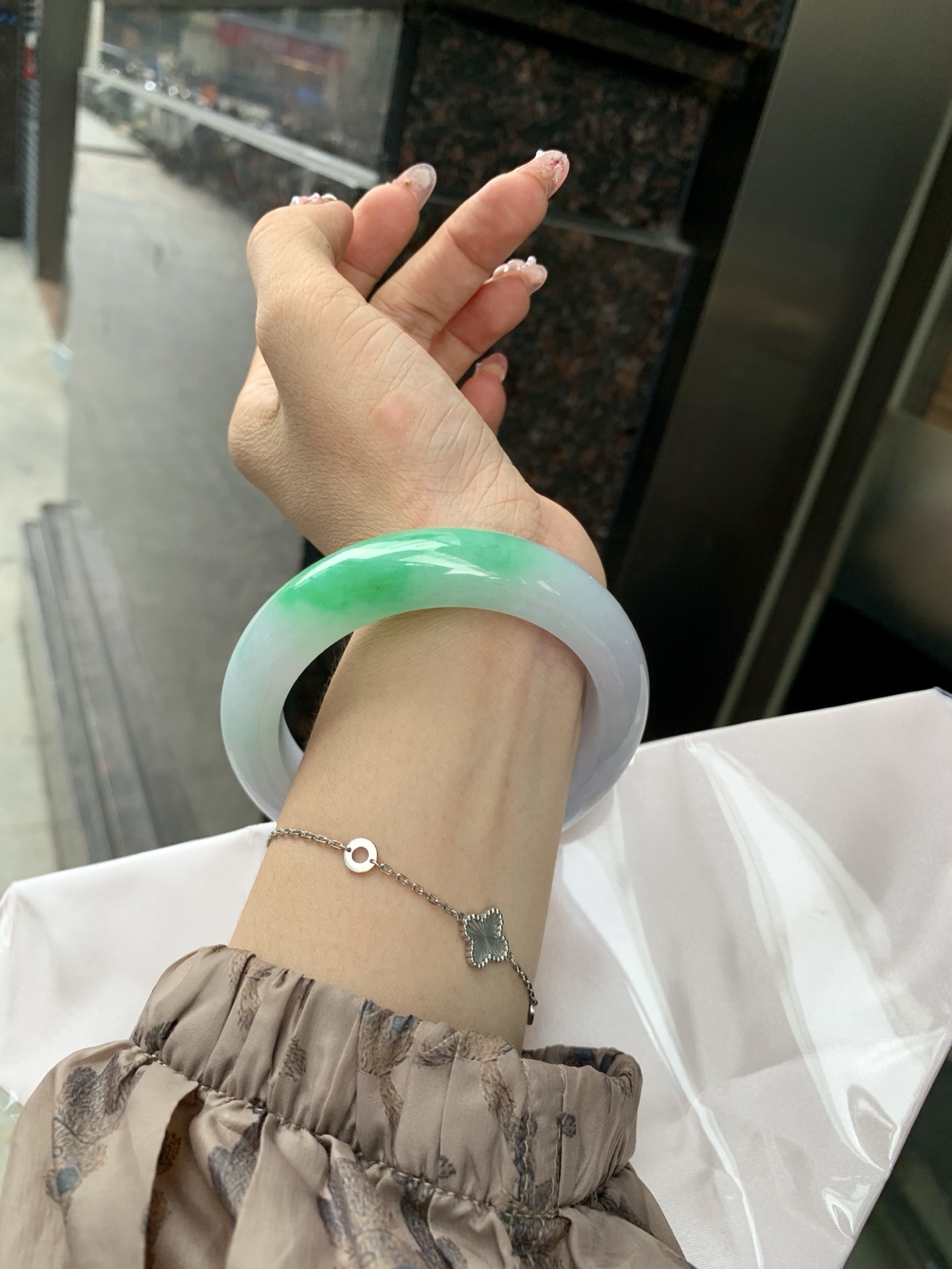 阳绿白底青正圈 59-10.3-13.7 0606-N913-1 打灯细纹，底妆冰润，一节阳绿花，点缀腕间风华，干净纯净的底色上，一抹翠色肆意流淌，宛如春日里的繁华盛景