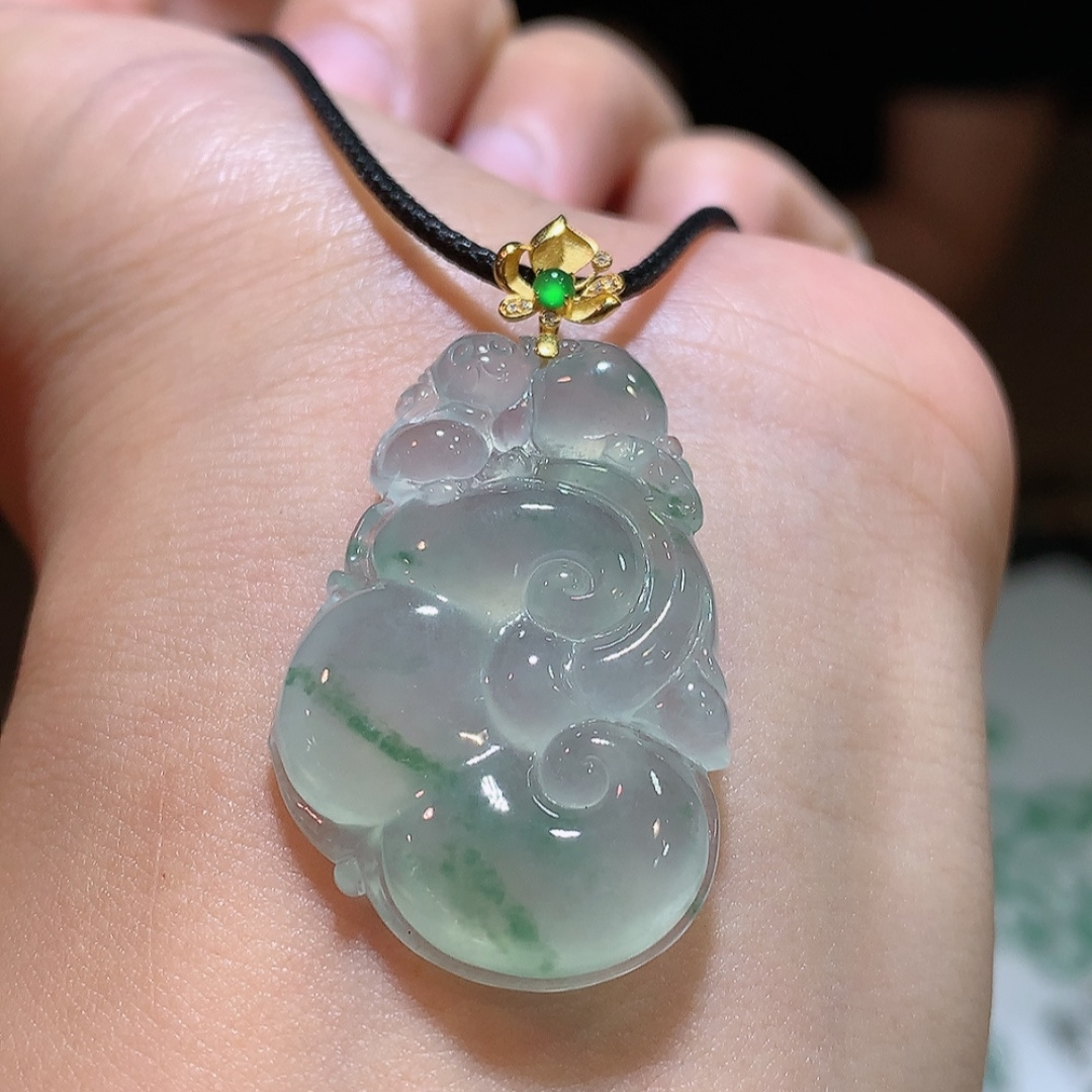 冰飘花如意吊坠，种色怡人，佩戴优雅灵气，33.1-22-5.1