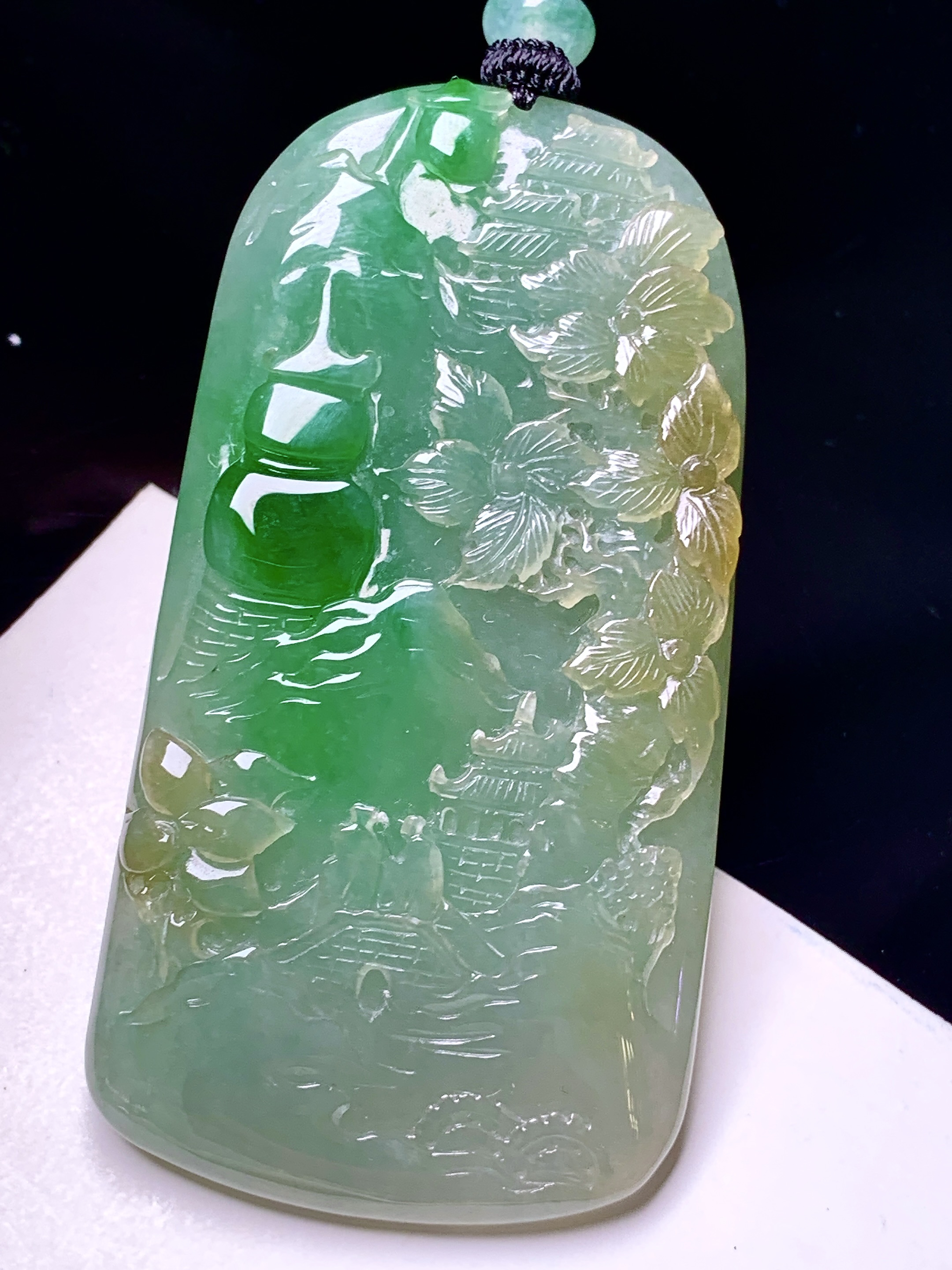 飘黄绿翡山水牌子吊坠 玉质细腻 色泽艳丽清新 整体尺寸63.2*32.8*6.3 L1