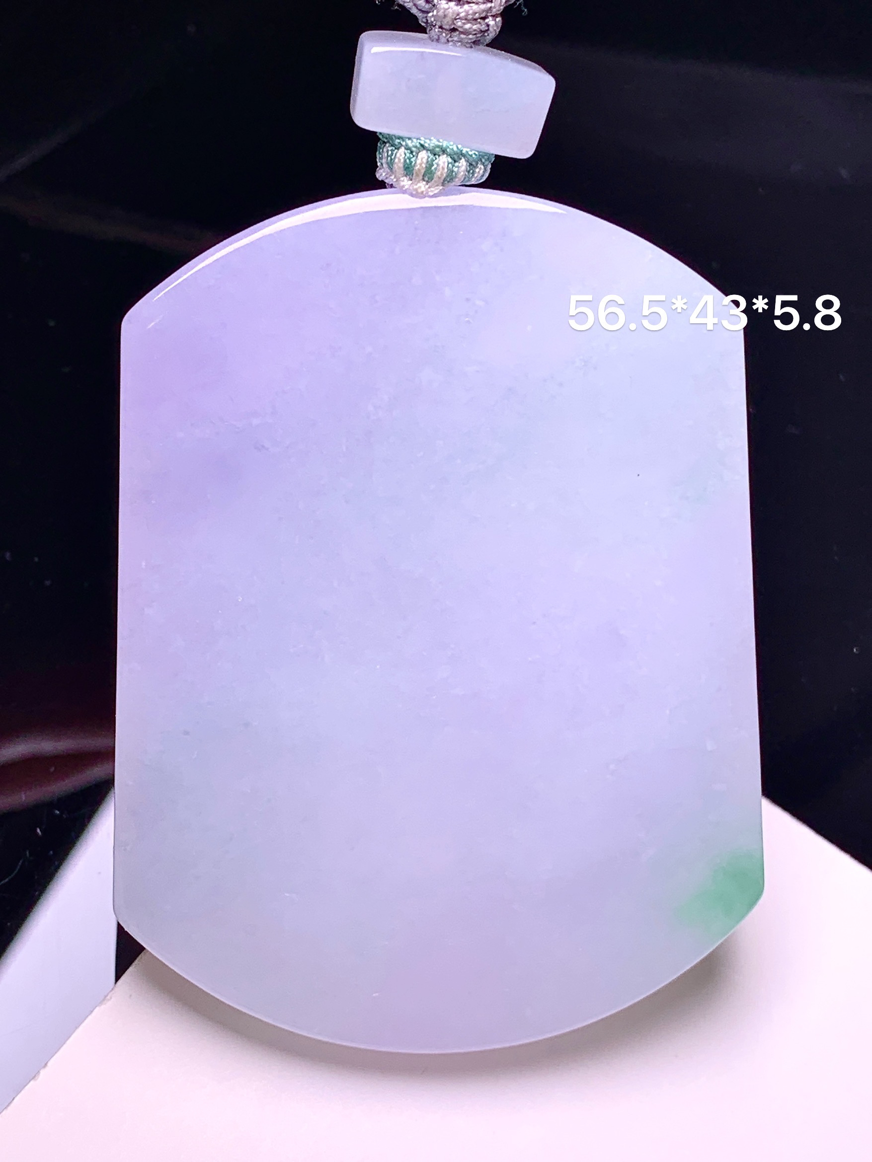 淡紫罗兰飘花无事牌吊坠 玉质细腻 色泽艳丽清新 整体尺寸56.5*43*5.8 a5