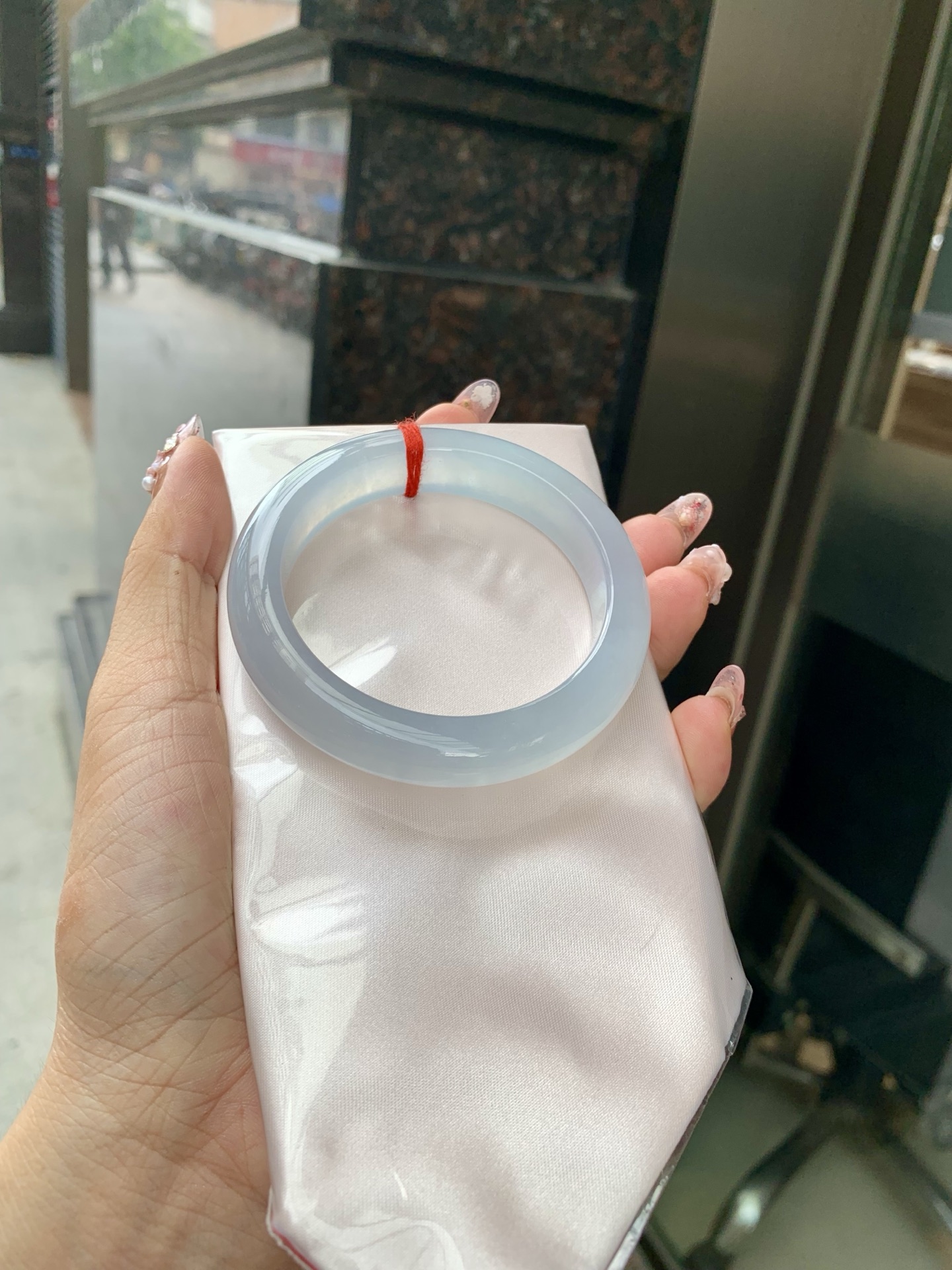 冰蓝正圈 55-8.7-12.2 0606-531-66 打灯棉根，底妆冰润细腻，千变万化的冰晴蓝底色，拥有海的颜色，却散发着星空的光芒，这是一只来自冰川蓝的清冷气质仙女镯。