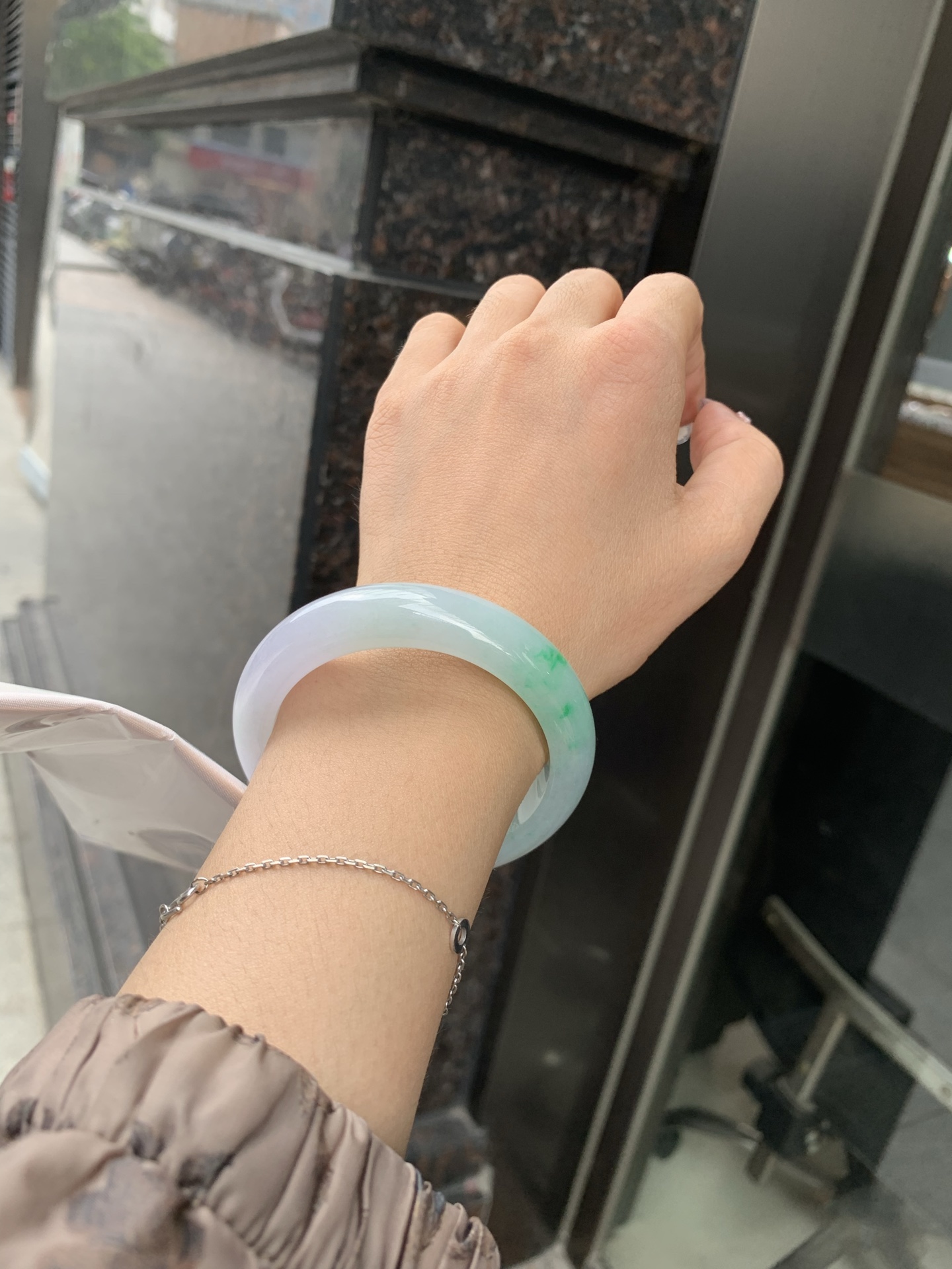 春彩正圈 52-8.3-13 0606-268-44 打灯棉线，一抹阳绿花碰上梦幻般的春，像是融化了的春天，所有的美好交织在一起，让人心生宁静而淡淡的欢喜。