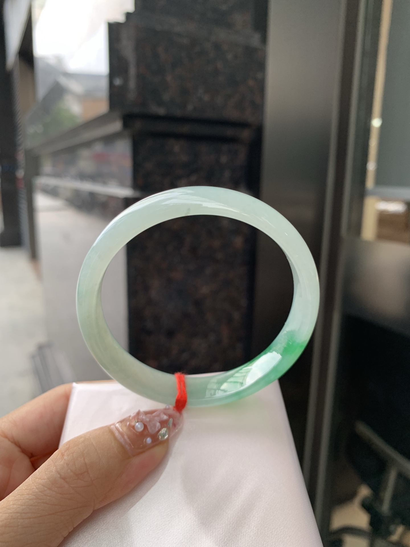 辣绿花正圈 58.3-6.2-12 0606-4A127-2 无裂，底妆水润，一抹辣绿花点缀，镯色生香，腕间之美，水润中透着灵气，仙气缭绕，温婉可人，举手投足间皆是美好
