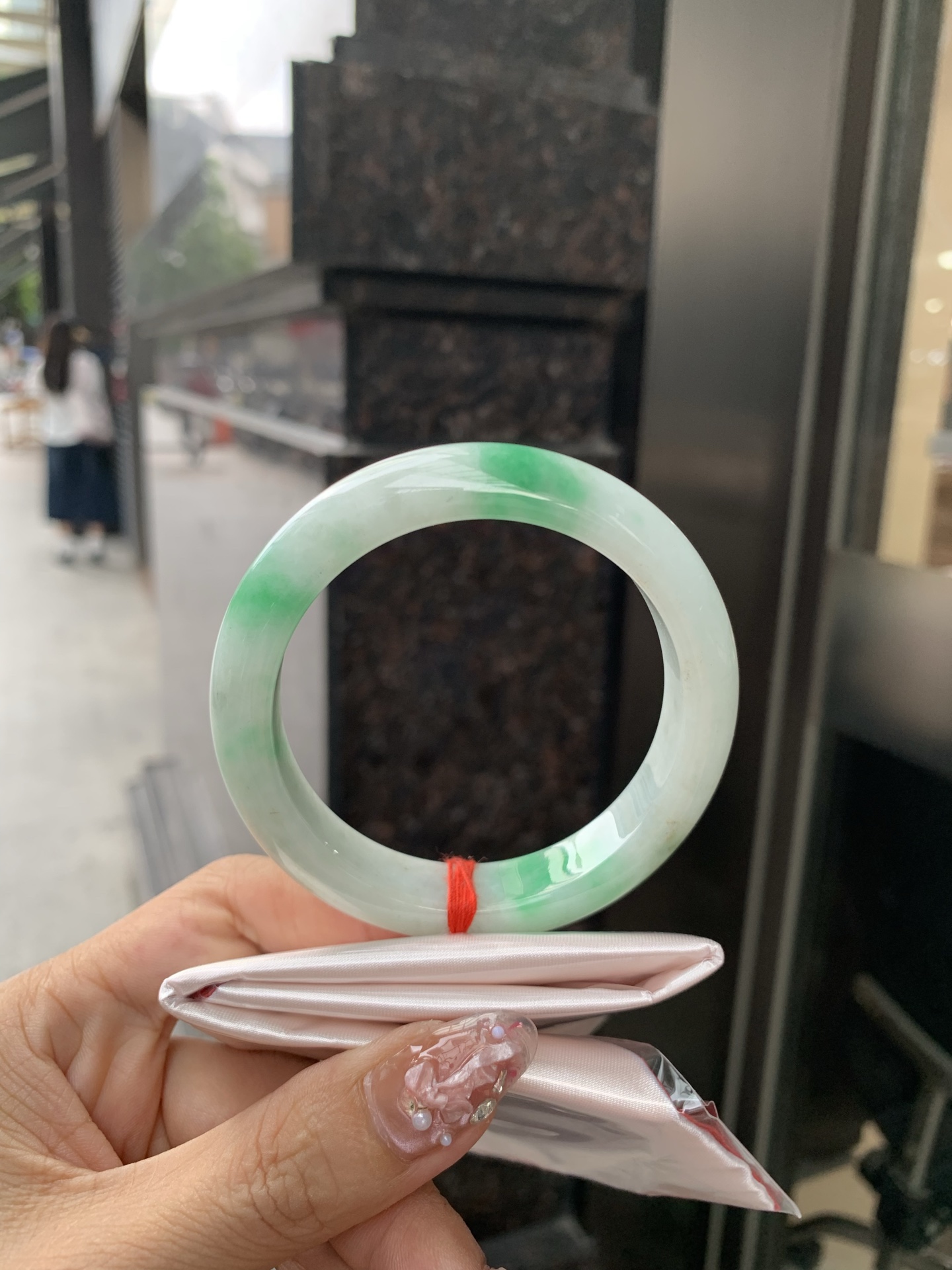 白底青正圈 55.2-8.4-12.5 0606-N909 打灯细纹，底妆水润，绿花点缀，镯色生香，