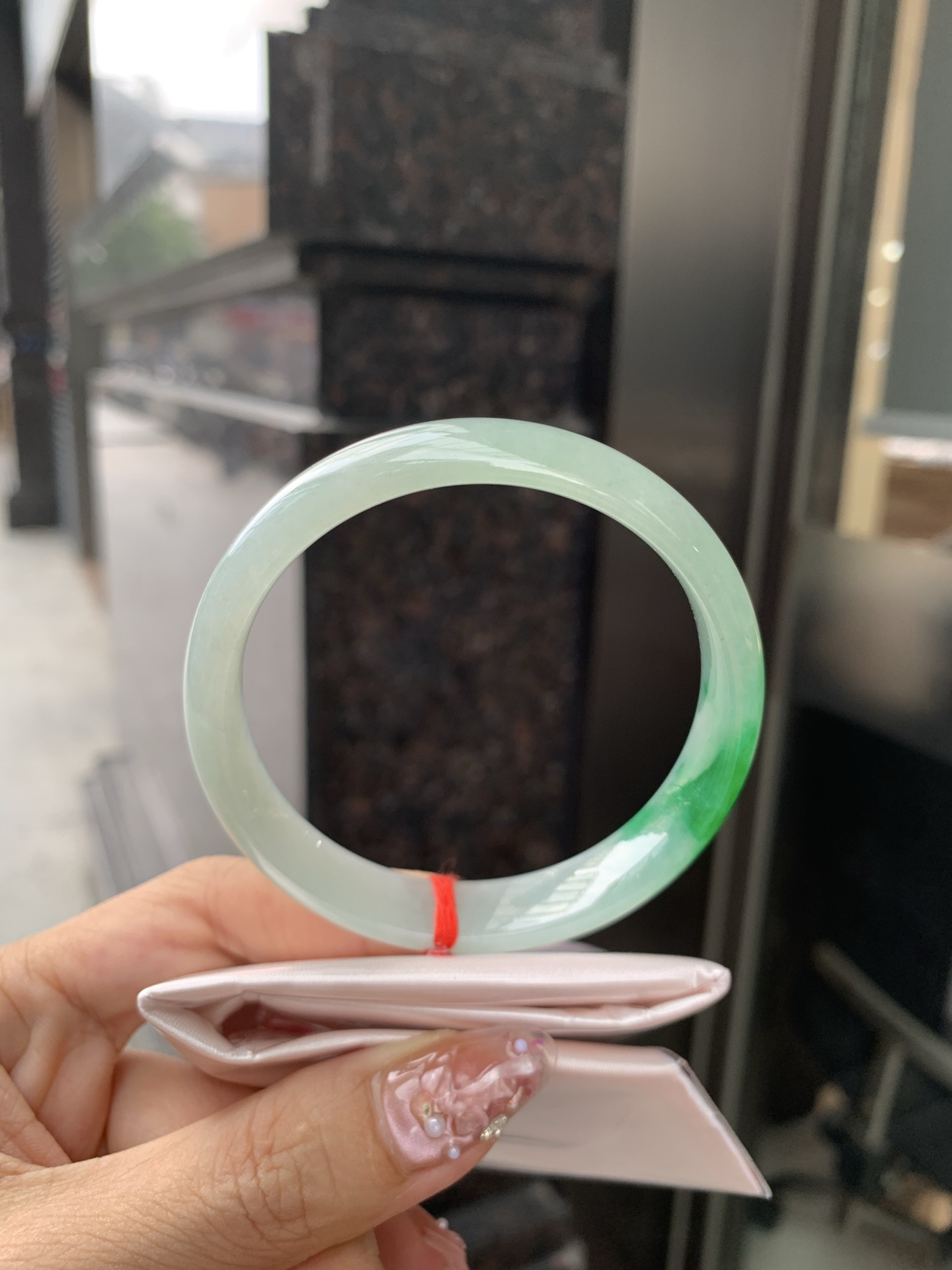 辣绿花正圈 58.3-6.2-12 0606-4A127-2 无裂，底妆水润，一抹辣绿花点缀，镯色生香，腕间之美，水润中透着灵气，仙气缭绕，温婉可人，举手投足间皆是美好