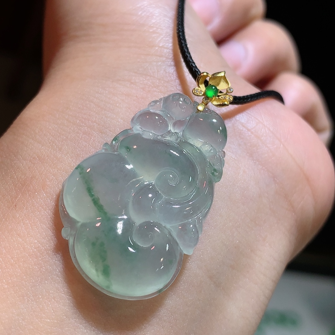 冰飘花如意吊坠，种色怡人，佩戴优雅灵气，33.1-22-5.1