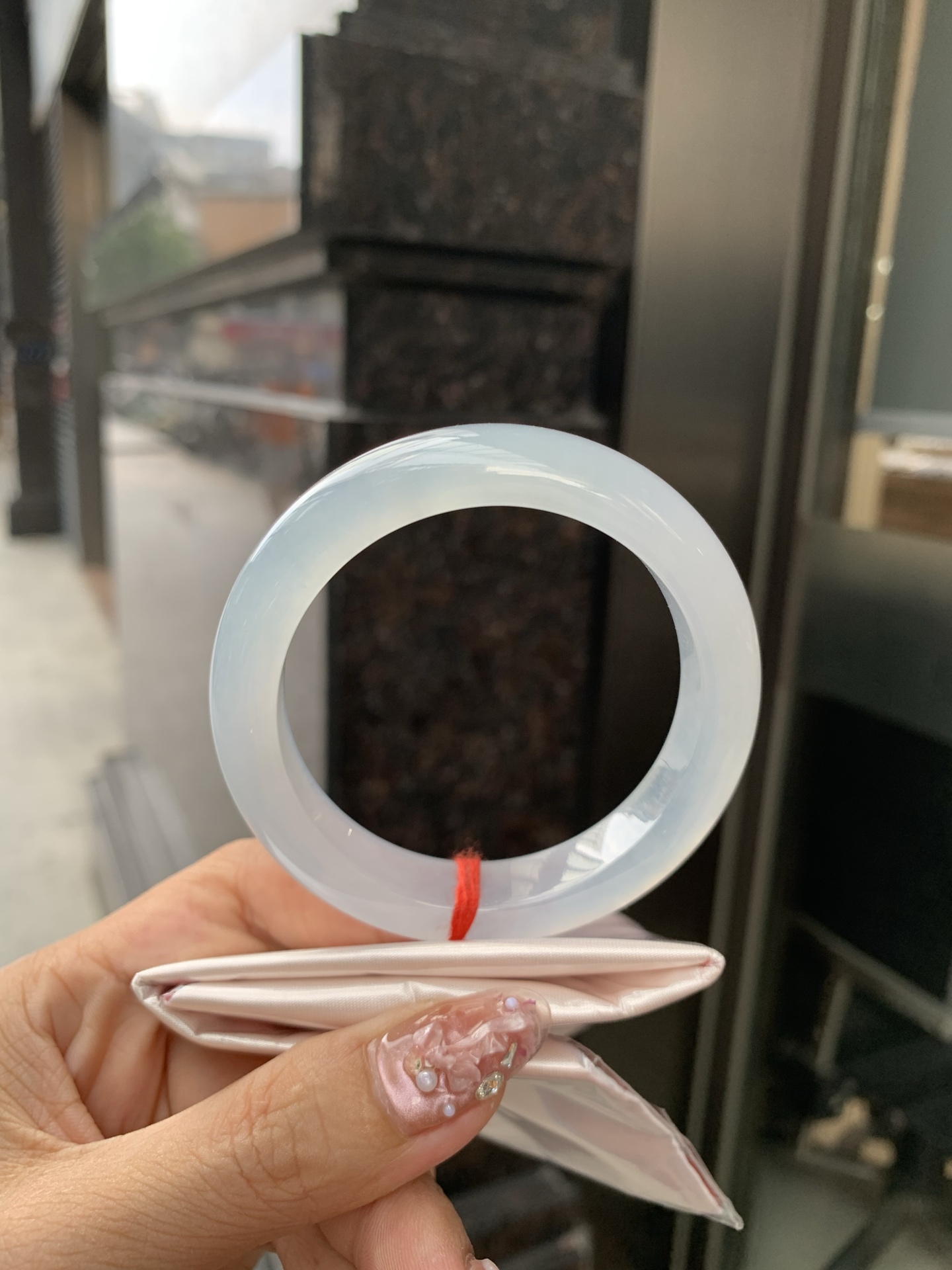 冰蓝正圈 55-8.7-12.2 0606-531-66 打灯棉根，底妆冰润细腻，千变万化的冰晴蓝底色，拥有海的颜色，却散发着星空的光芒，这是一只来自冰川蓝的清冷气质仙女镯。