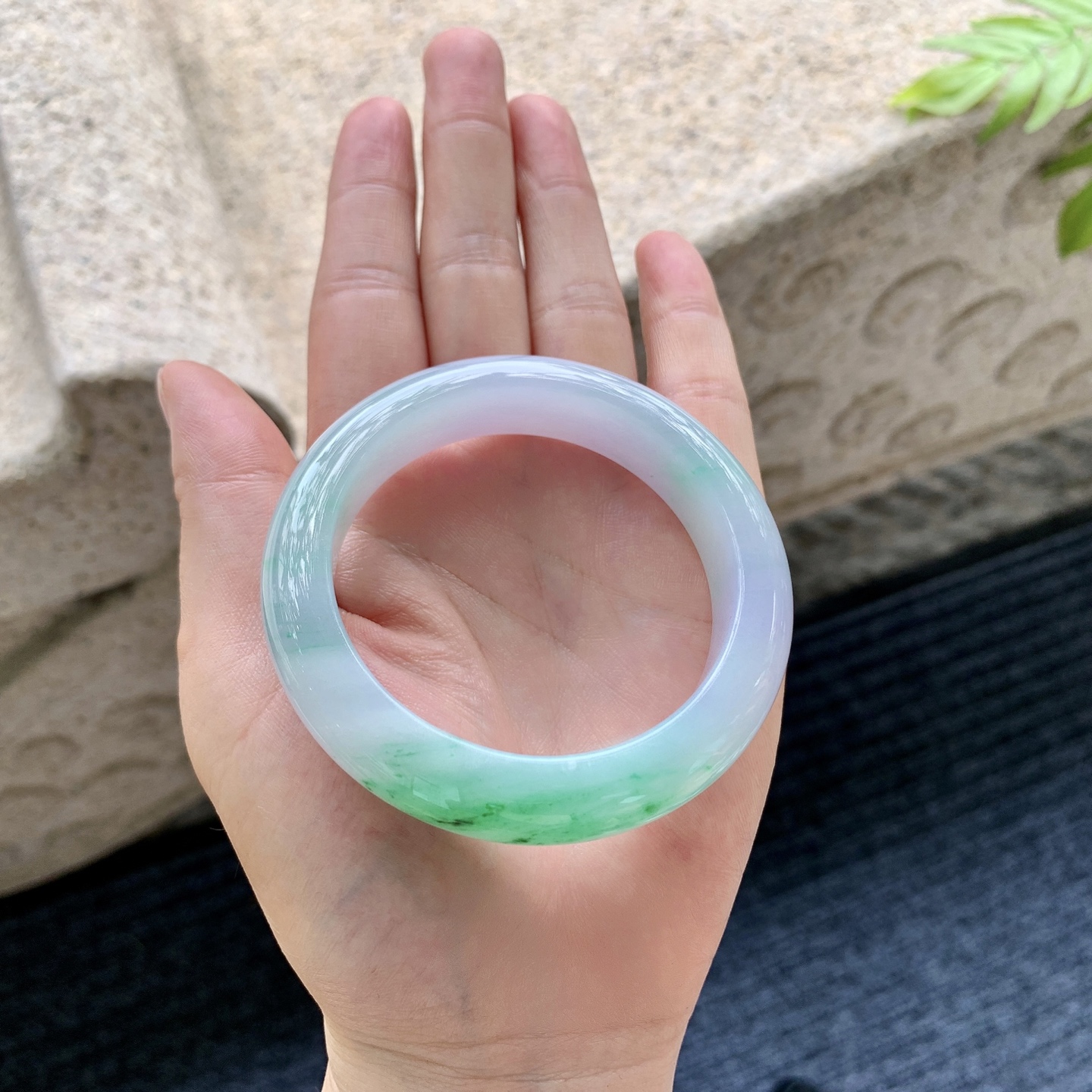 正圈 圈口52.8/13/9 编码HT060739 描述冰糯春彩，飘绿，水润，种老，细腻，无裂