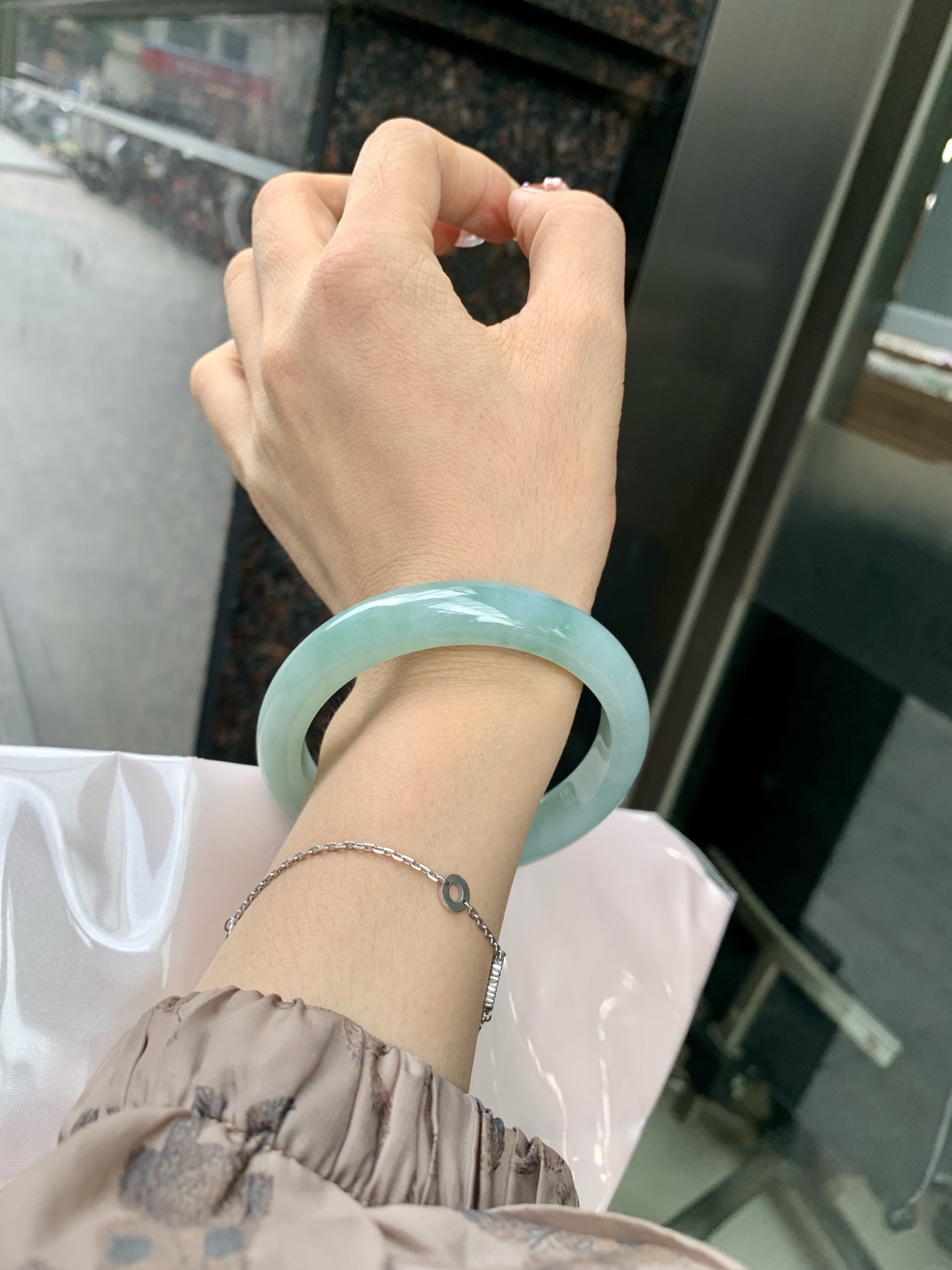 蓝水正圈 56.5-7.9-11.9 0606-SJ-119 无裂，底妆水润细腻，一汪蓝水落玉镯。腕间藏尽山间清泉色，自带静谧清冷氛围感。