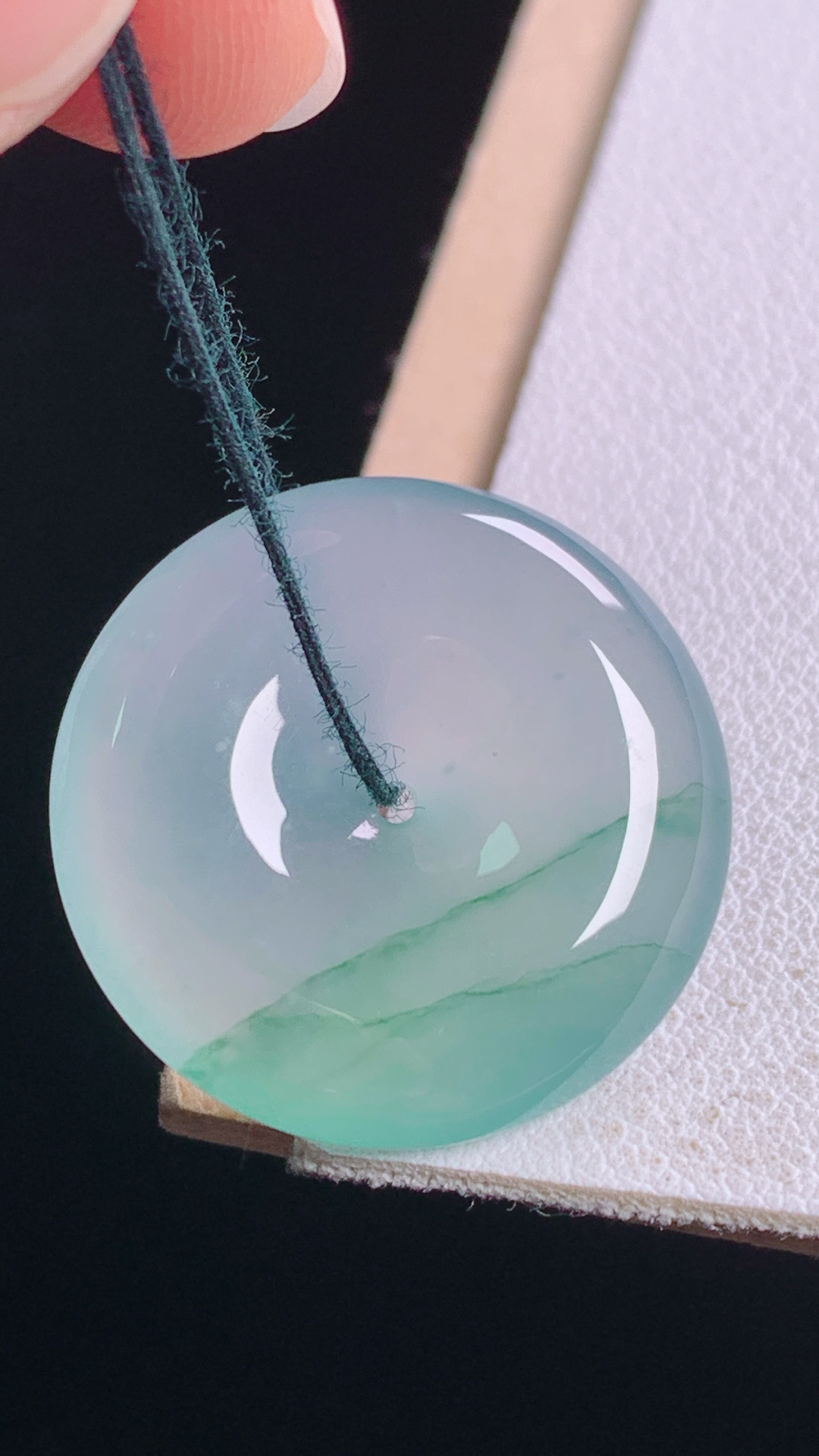 冰飘花平安扣 花色灵动，冰润细腻，无裂 尺寸:23.4-5.6mm