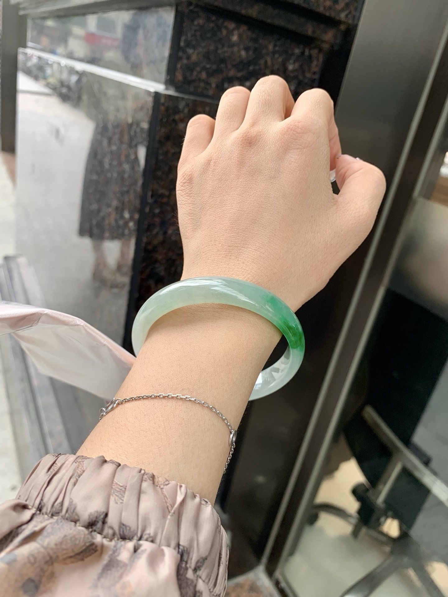 辣绿花正圈 58.3-6.2-12 0606-4A127-2 无裂，底妆水润，一抹辣绿花点缀，镯色生香，腕间之美，水润中透着灵气，仙气缭绕，温婉可人，举手投足间皆是美好