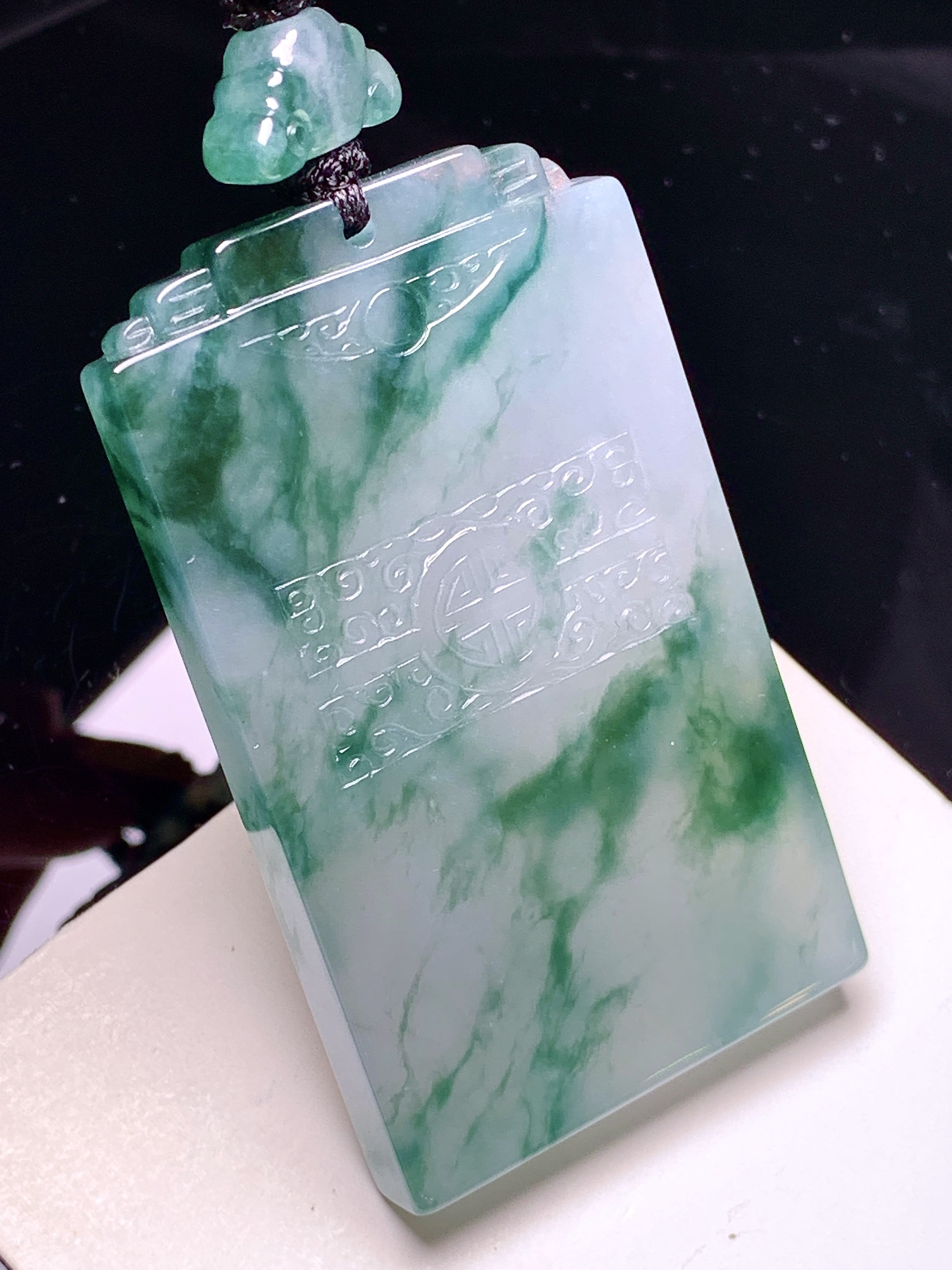 飘蓝花无事牌吊坠 玉质细腻 色泽艳丽清新 整体尺寸58*34.2*6.3 L1