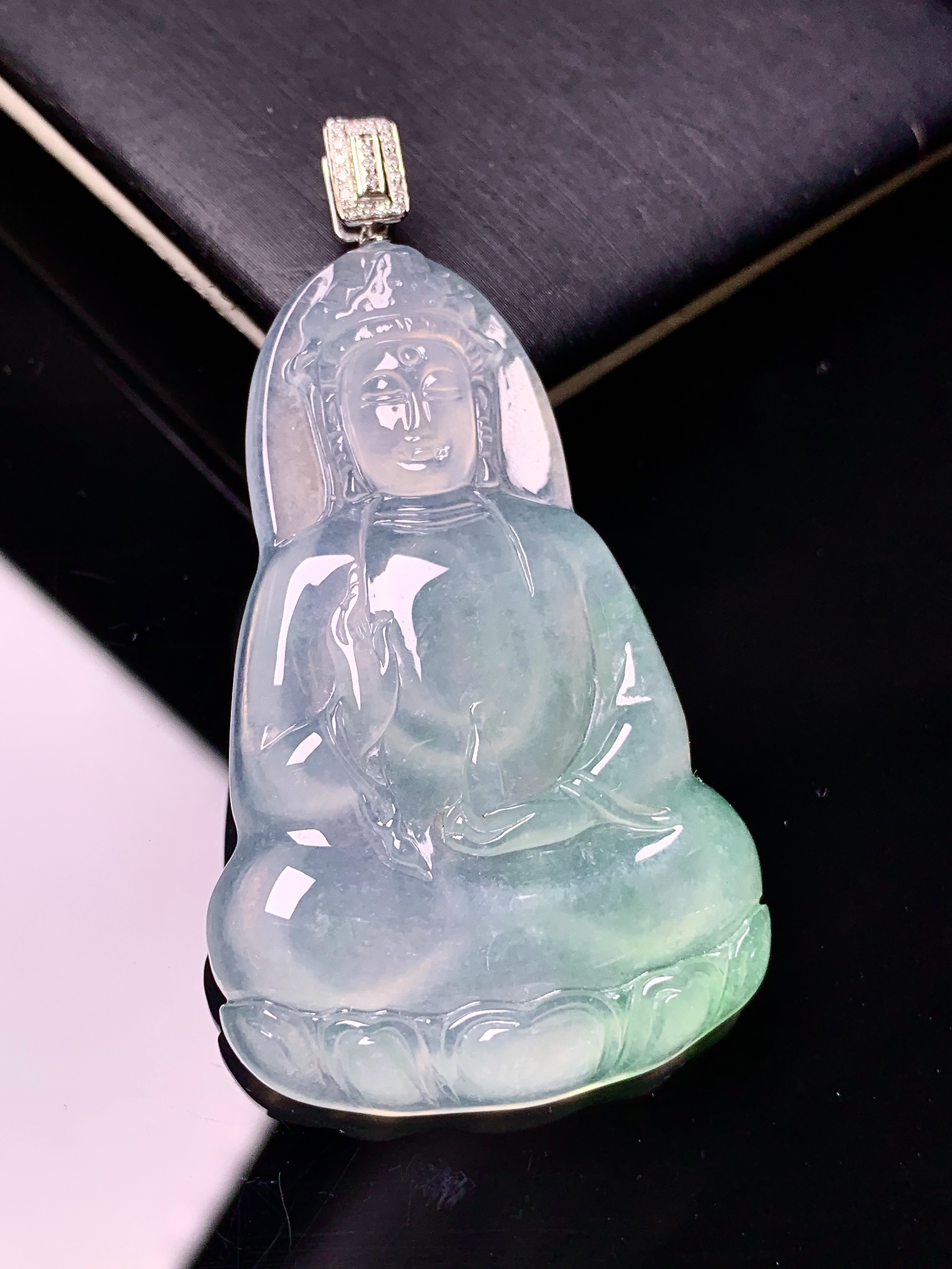 18k金钻镶嵌冰种观音菩萨吊坠 玉质细腻 色泽艳丽清新 整体尺寸55*29.7*5.5 L1