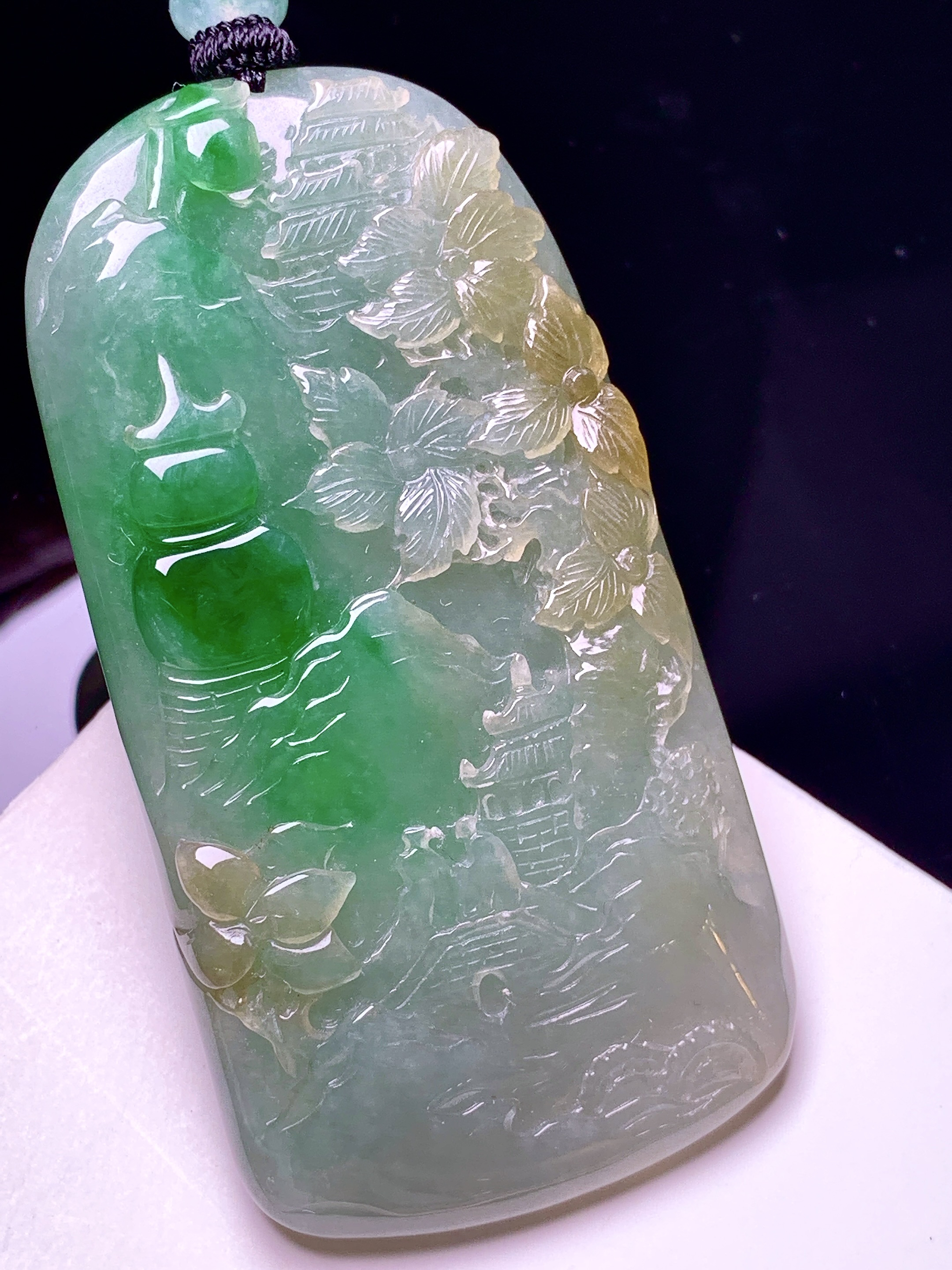 飘黄绿翡山水牌子吊坠 玉质细腻 色泽艳丽清新 整体尺寸63.2*32.8*6.3 L1