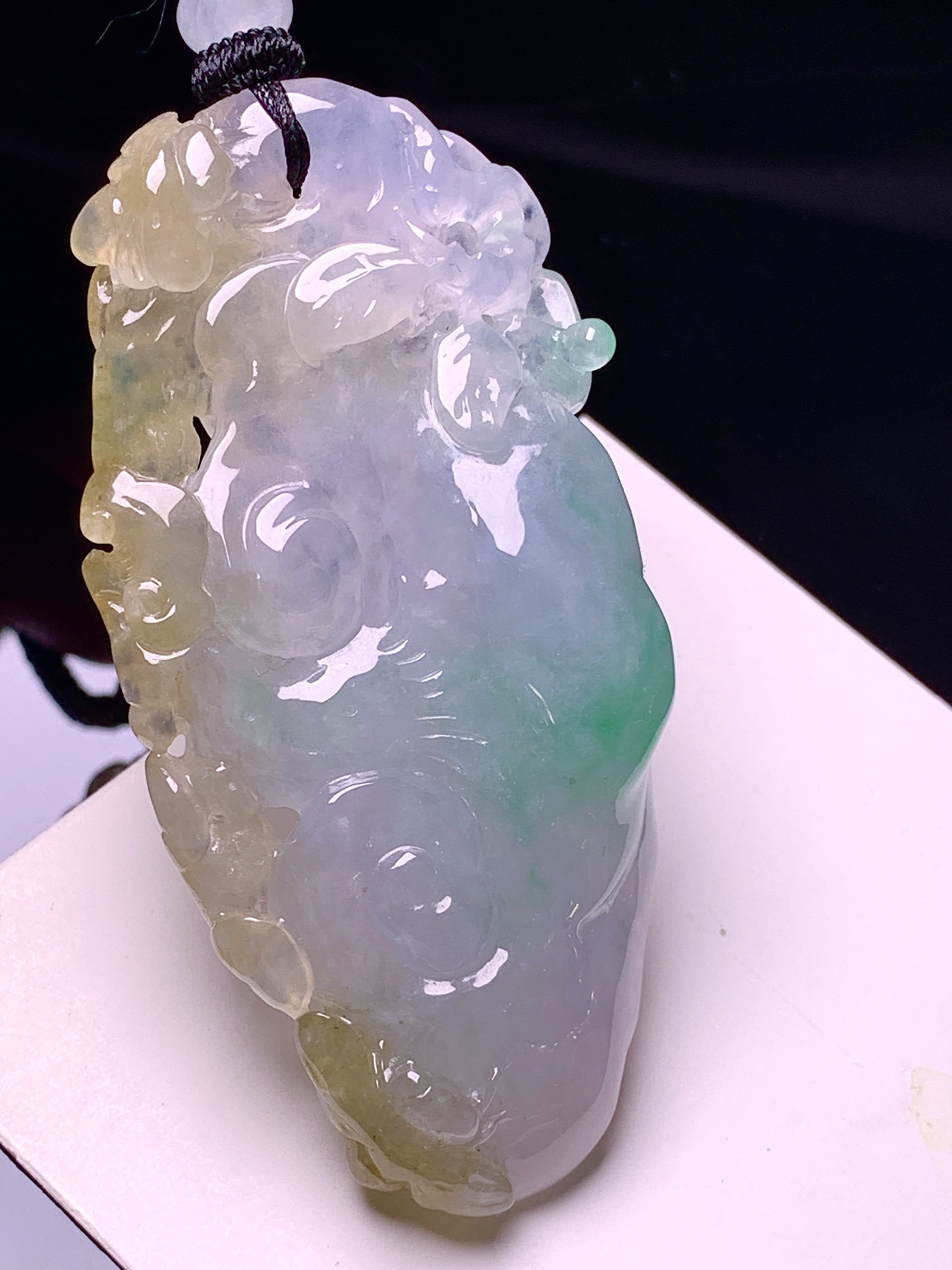 飘黄绿翡如果吊坠 玉质细腻 色泽艳丽清新 整体尺寸66.2*32*12.2 w1