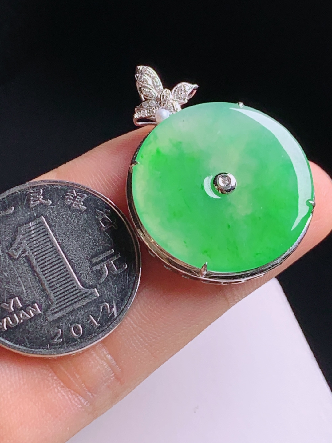 冰种绿平安扣吊坠，翠色自然晕染玉底，蝴蝶珍珠钻镶别致，圆满吉祥日常佩戴
