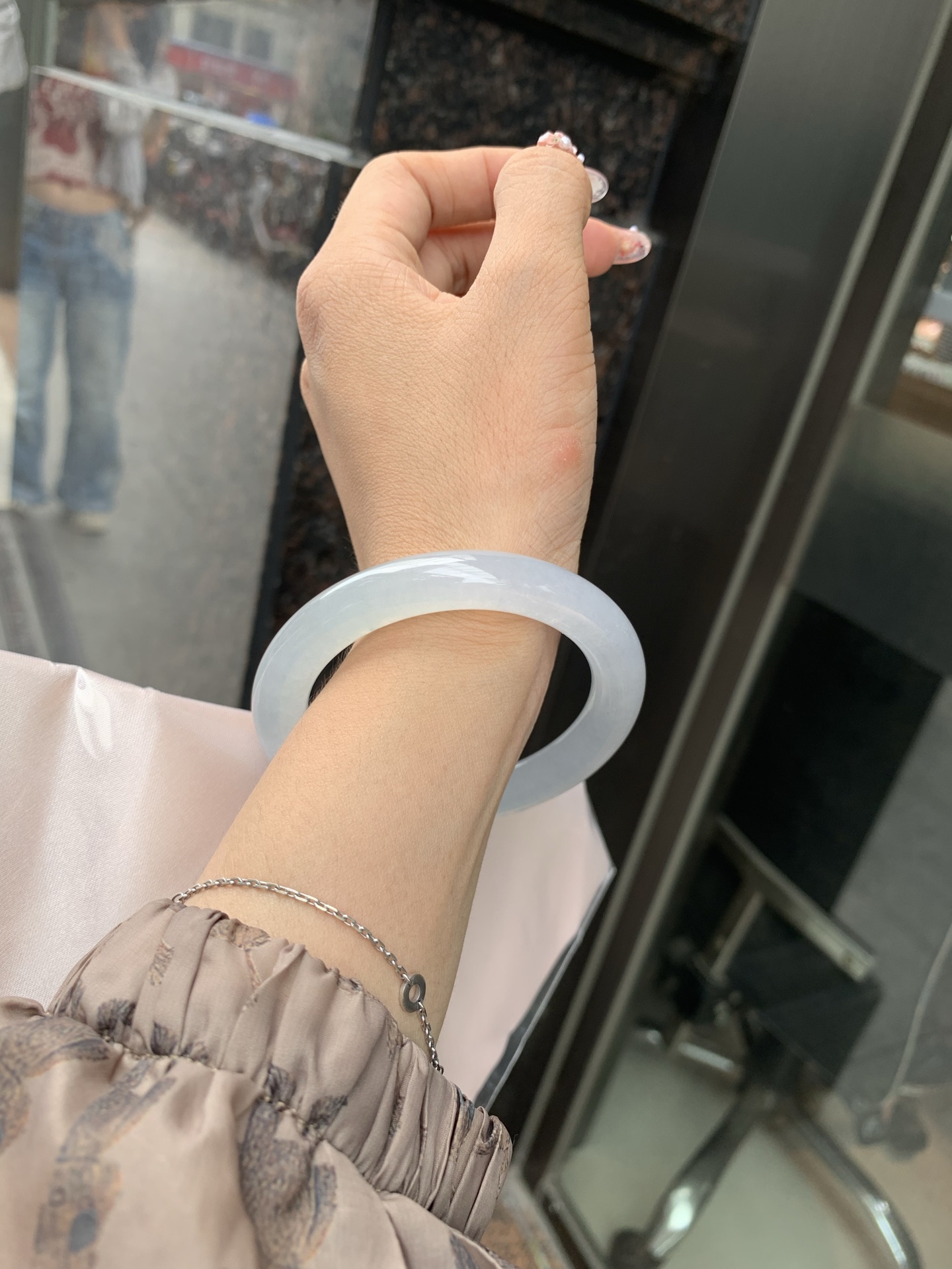 冰蓝美人条 53.2-9.6-9.3 0606-N910-2 打灯棉线，底妆冰润细腻，千变万化的冰晴蓝底色，拥有海的颜色，却散发着星空的光芒，这是一只来自冰川蓝的清冷气质仙女镯。
