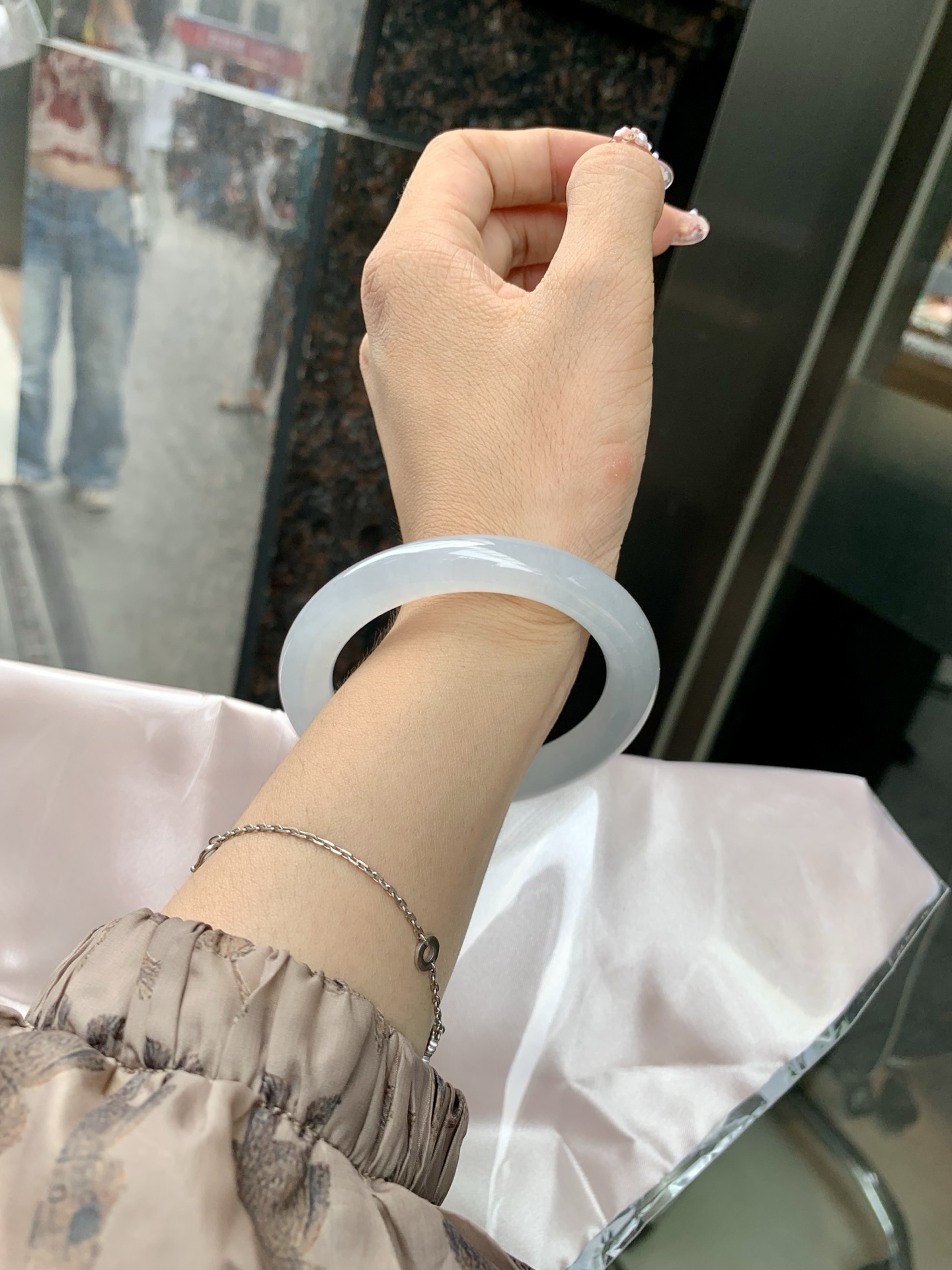 冰蓝美人条 53.2-9.6-9.3 0606-N910-2 打灯棉线，底妆冰润细腻，千变万化的冰晴蓝底色，拥有海的颜色，却散发着星空的光芒，这是一只来自冰川蓝的清冷气质仙女镯。
