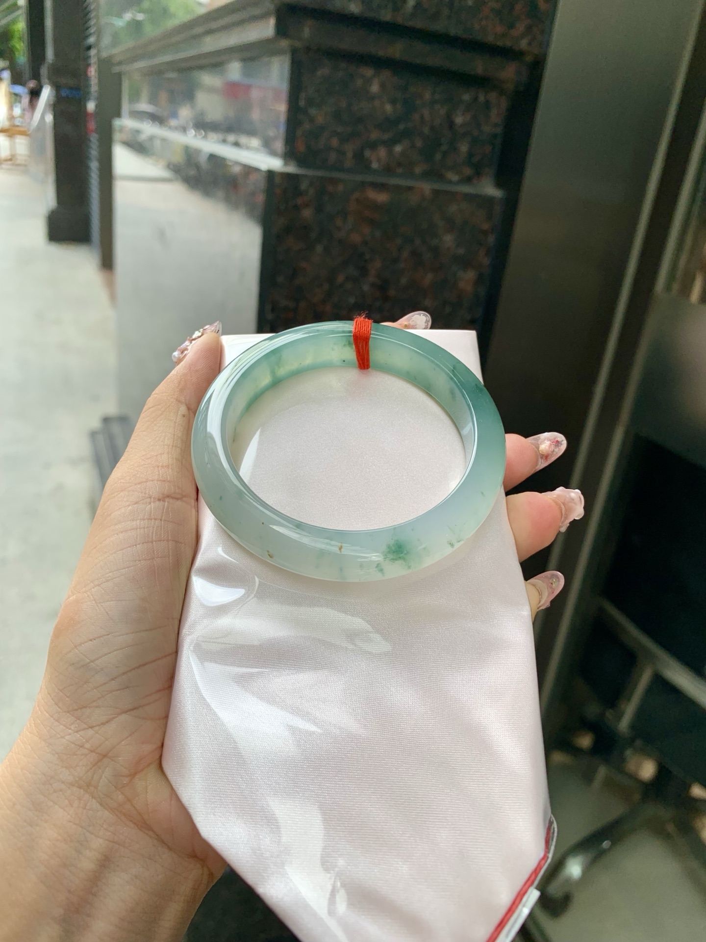 蓝底冰飘花正圈 56.7-8.4-11.7 0606-SJ-112-3 打灯细纹，底妆冰润，蓝底飘花，半山半水，独特且直观的美，它的冰透细腻质地，成就了两种风格融合下最原始神秘气质～
