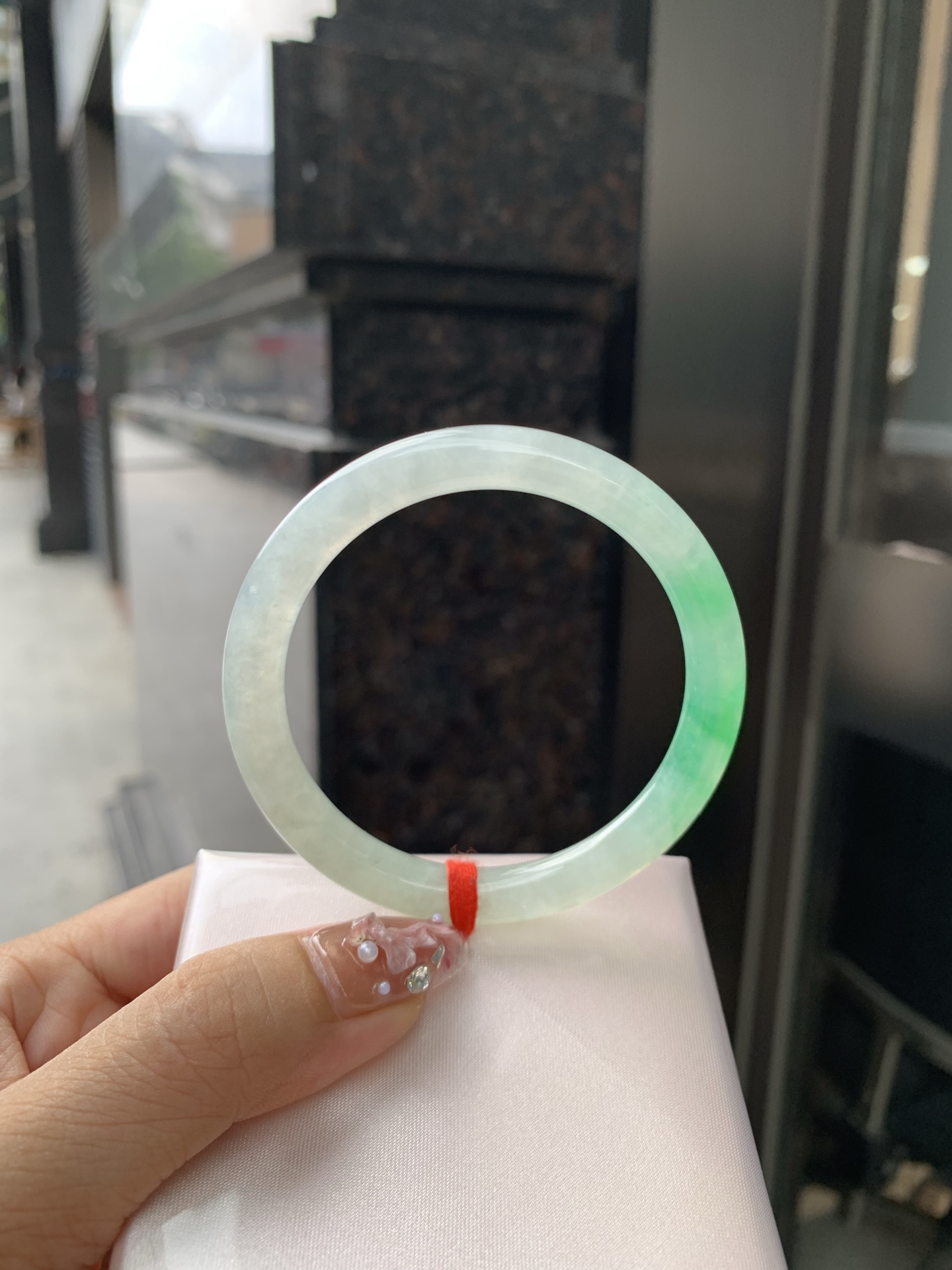 阳绿花美人条 53.2-7.3-6.5 0606-N893 打灯细纹，底妆冰润，金丝绿花色像春芽，从水润如晨露的底子蹦跳而出，将春日的灵动生机凝于手镯中，戴上她，清水芙蓉般的清新感自然晕染，每一次抬手，都似把盎然绿意融入生活。
