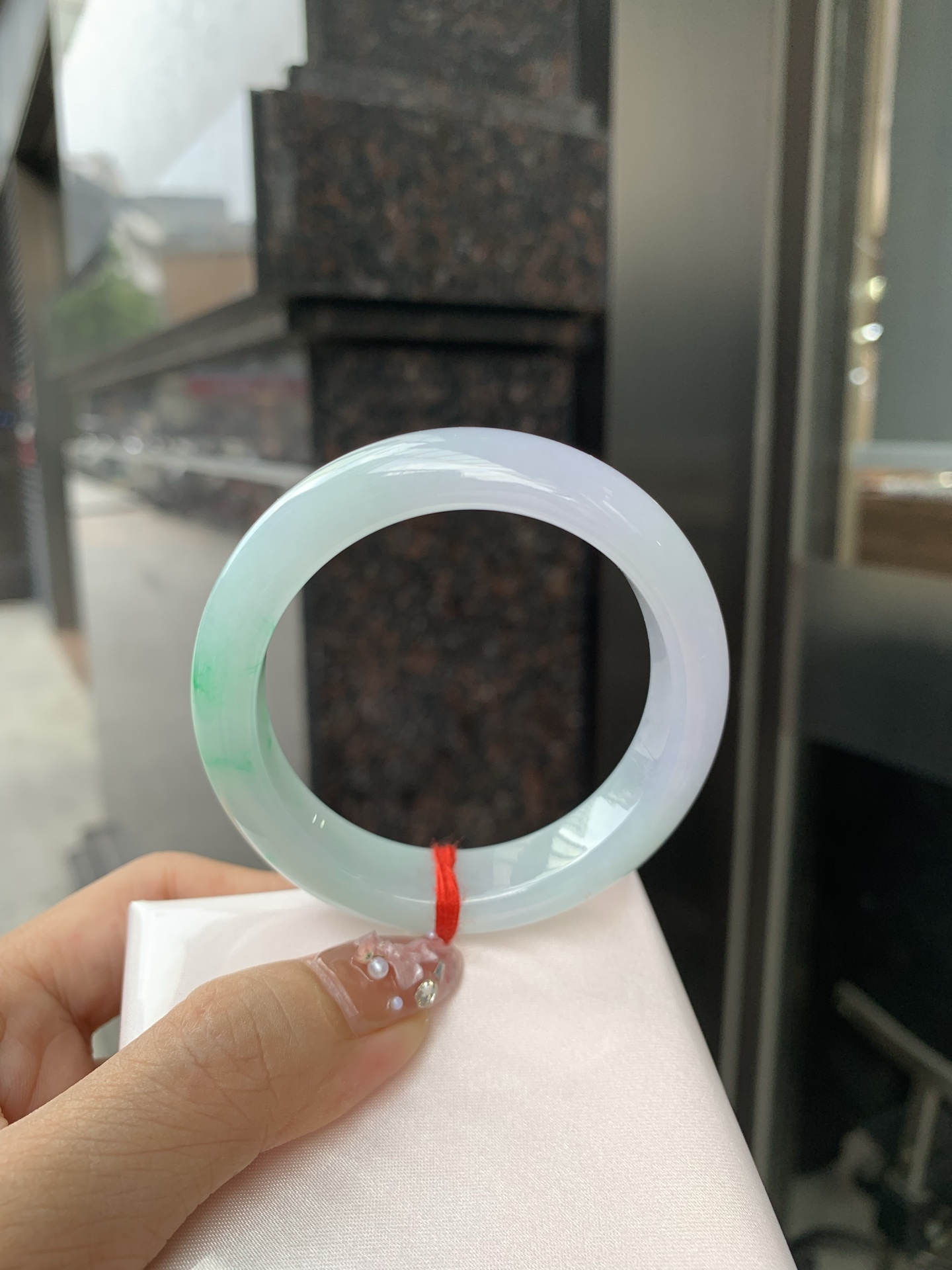 春彩正圈 52-8.3-13 0606-268-44 打灯棉线，一抹阳绿花碰上梦幻般的春，像是融化了的春天，所有的美好交织在一起，让人心生宁静而淡淡的欢喜。