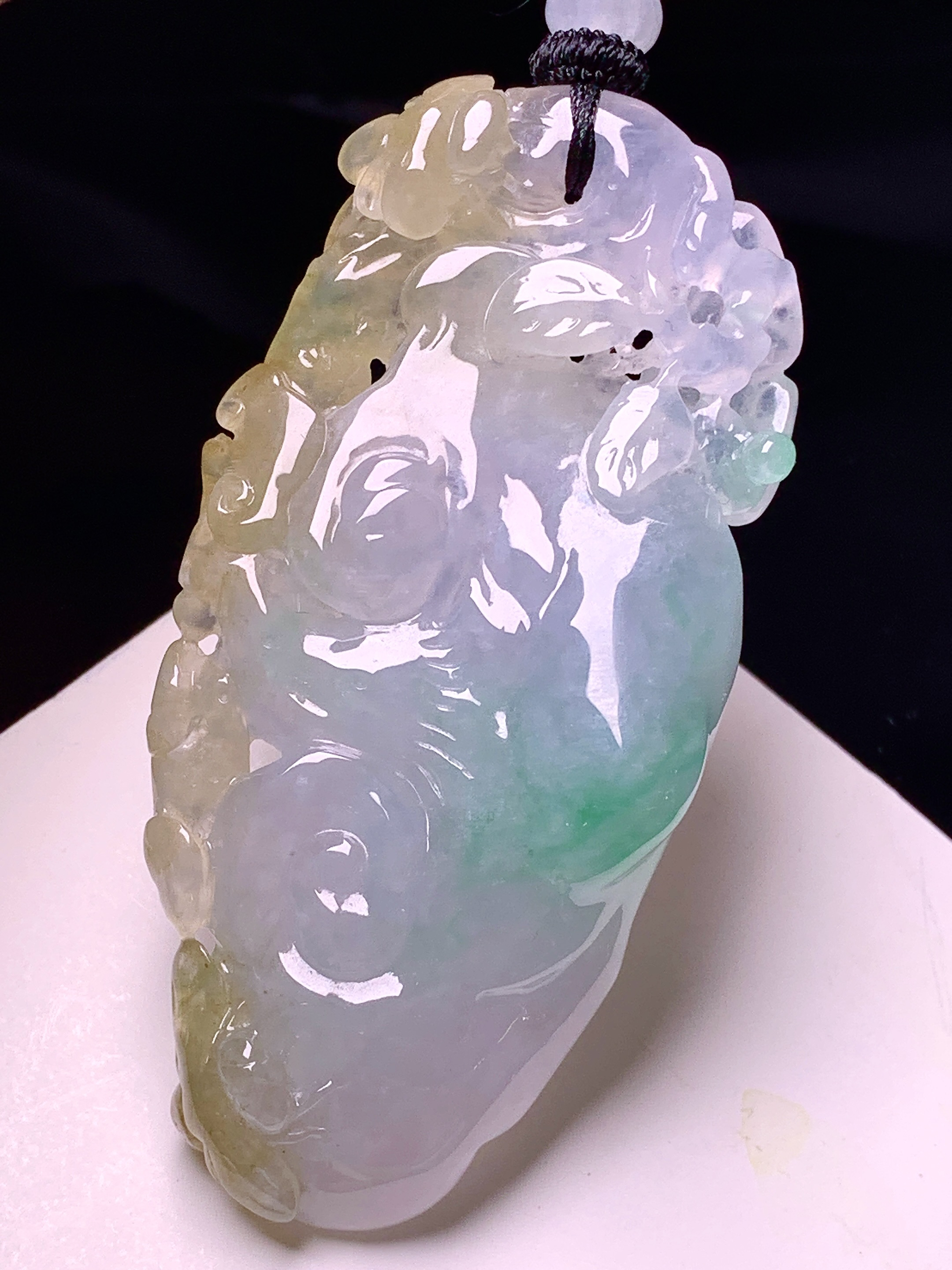 飘黄绿翡如果吊坠 玉质细腻 色泽艳丽清新 整体尺寸66.2*32*12.2 w1