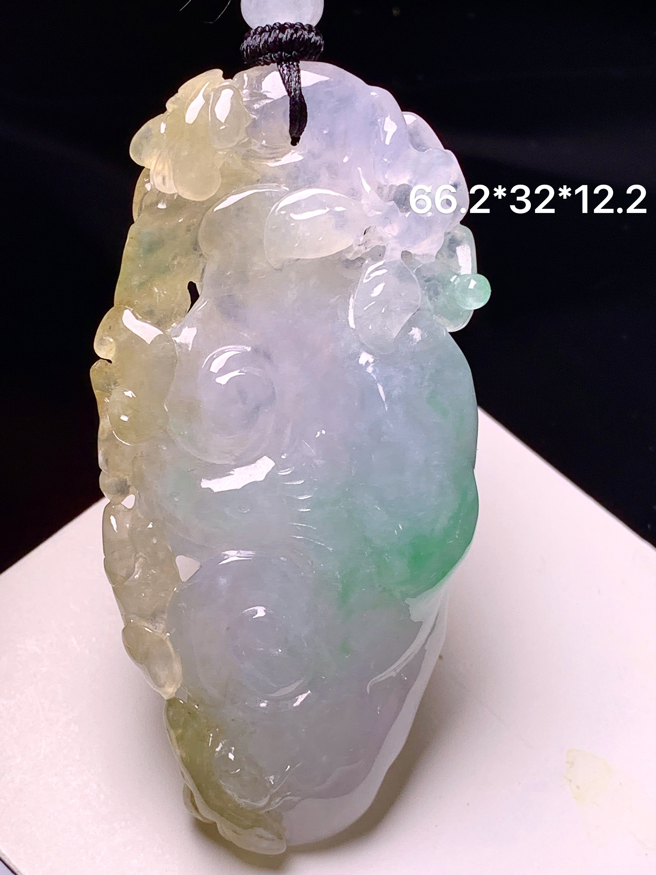 飘黄绿翡如果吊坠 玉质细腻 色泽艳丽清新 整体尺寸66.2*32*12.2 w1