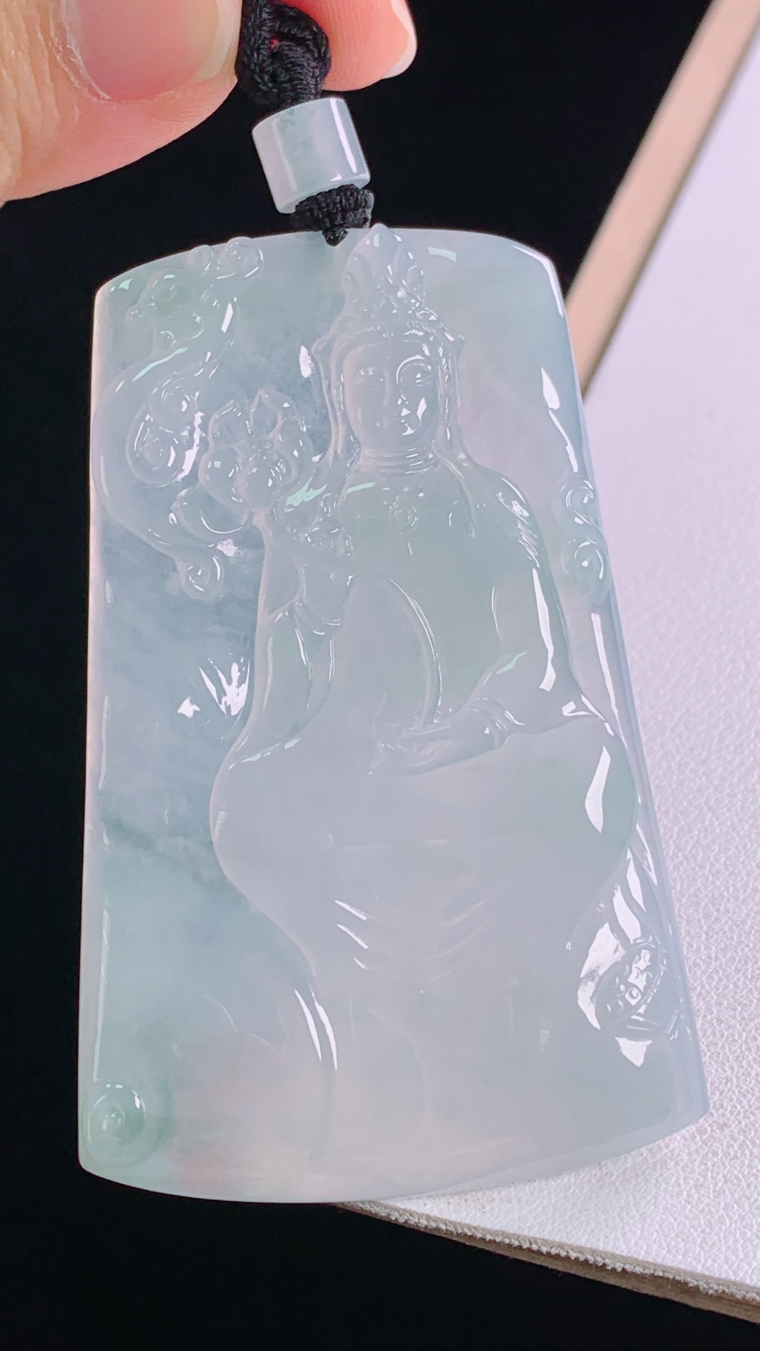 冰种大势至菩萨 冰润荧光，雕工精湛，无裂 尺寸:66.9-42.6-5.5mm