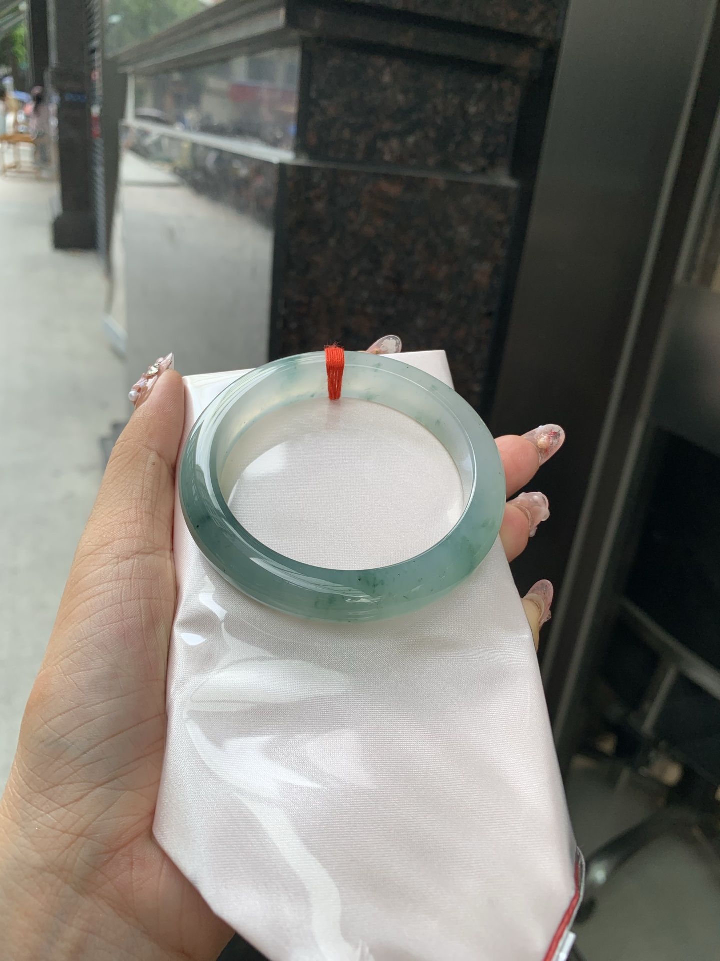 蓝底冰飘花正圈 56.7-8.4-11.7 0606-SJ-112-3 打灯细纹，底妆冰润，蓝底飘花，半山半水，独特且直观的美，它的冰透细腻质地，成就了两种风格融合下最原始神秘气质～