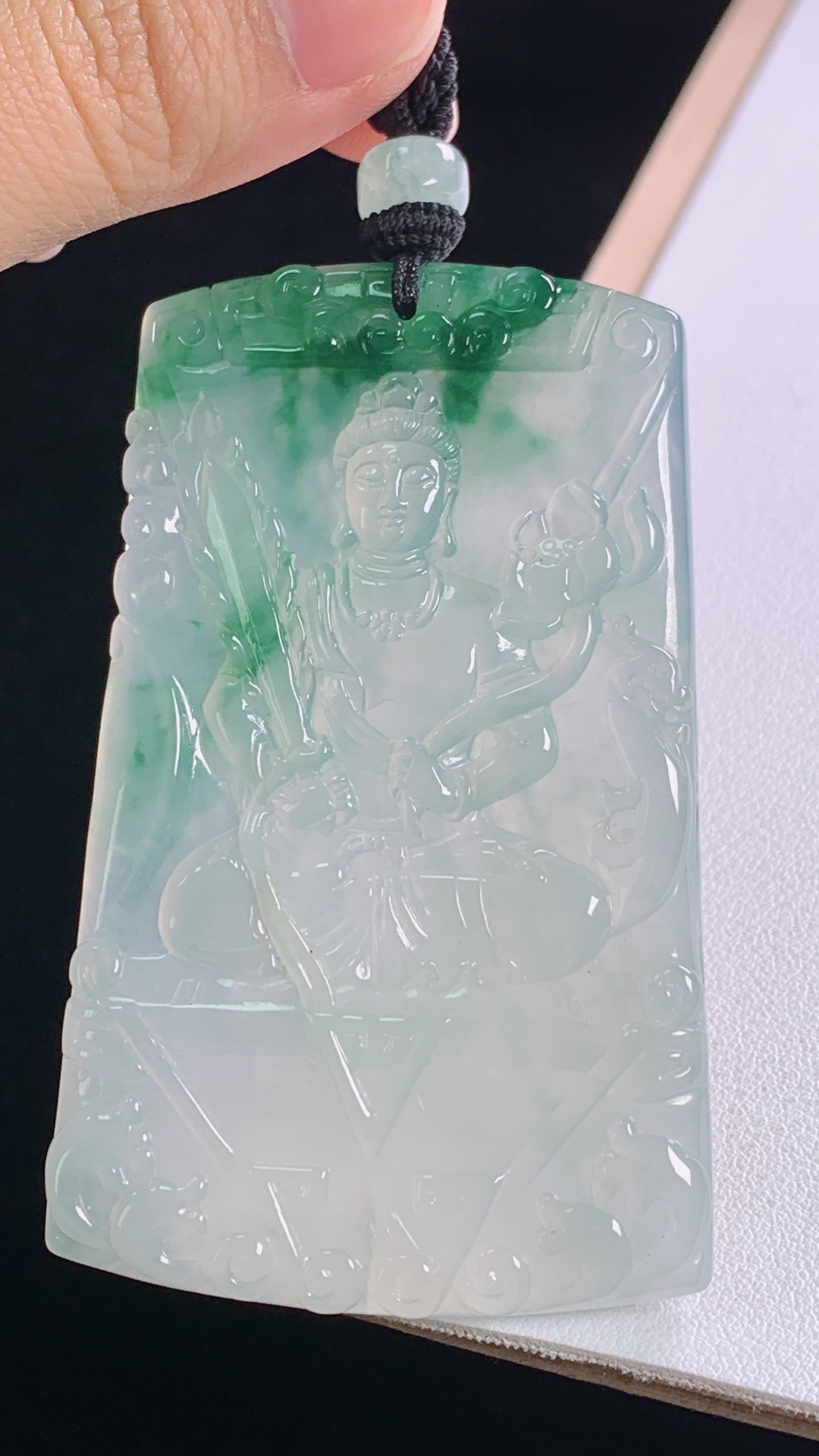 冰飘花虚空藏菩萨 花色灵动，清透细腻，无裂 尺寸:70.4-44.3-5.4mm
