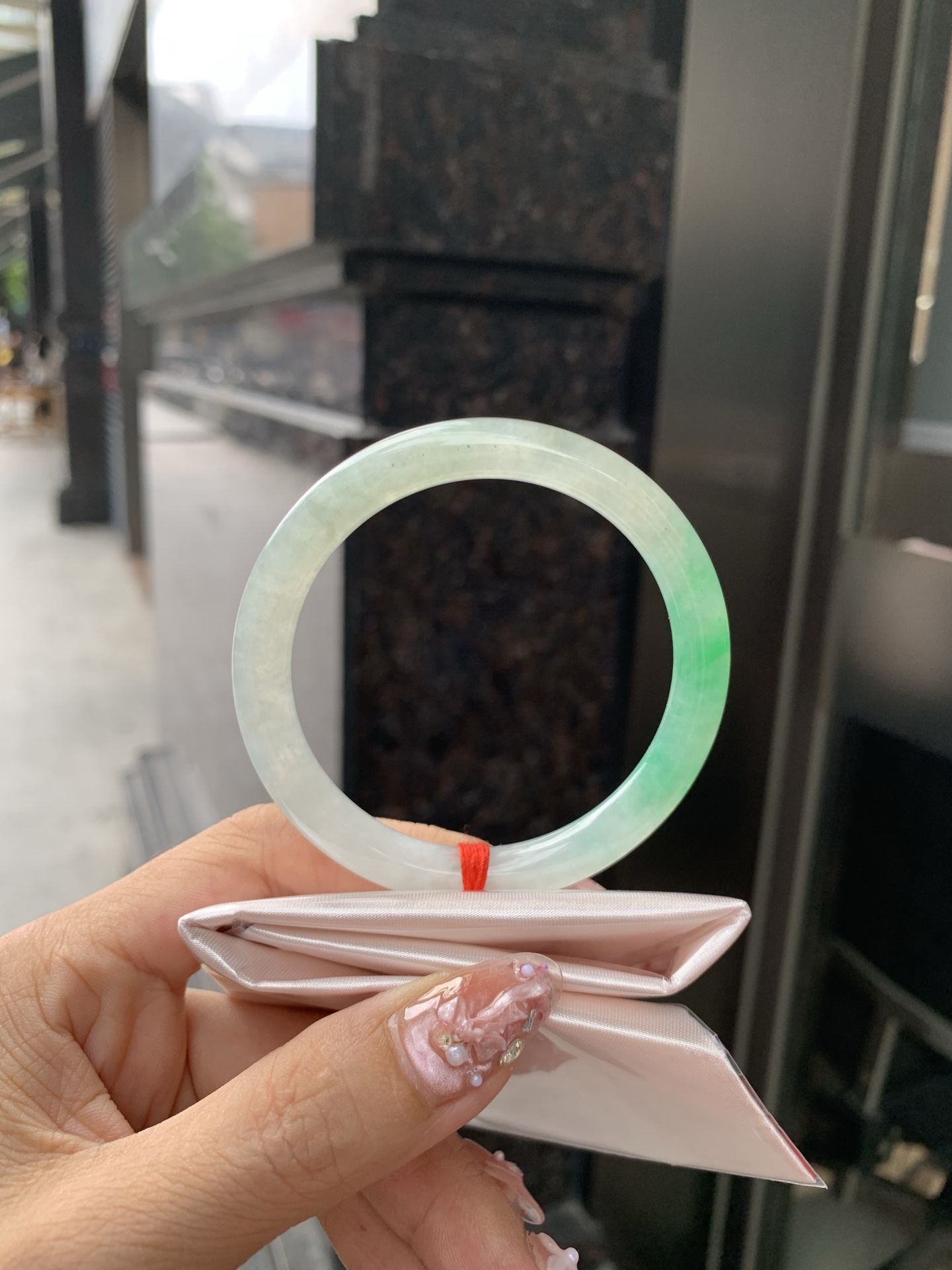 阳绿花美人条 53.2-7.3-6.5 0606-N893 打灯细纹，底妆冰润，金丝绿花色像春芽，从水润如晨露的底子蹦跳而出，将春日的灵动生机凝于手镯中，戴上她，清水芙蓉般的清新感自然晕染，每一次抬手，都似把盎然绿意融入生活。