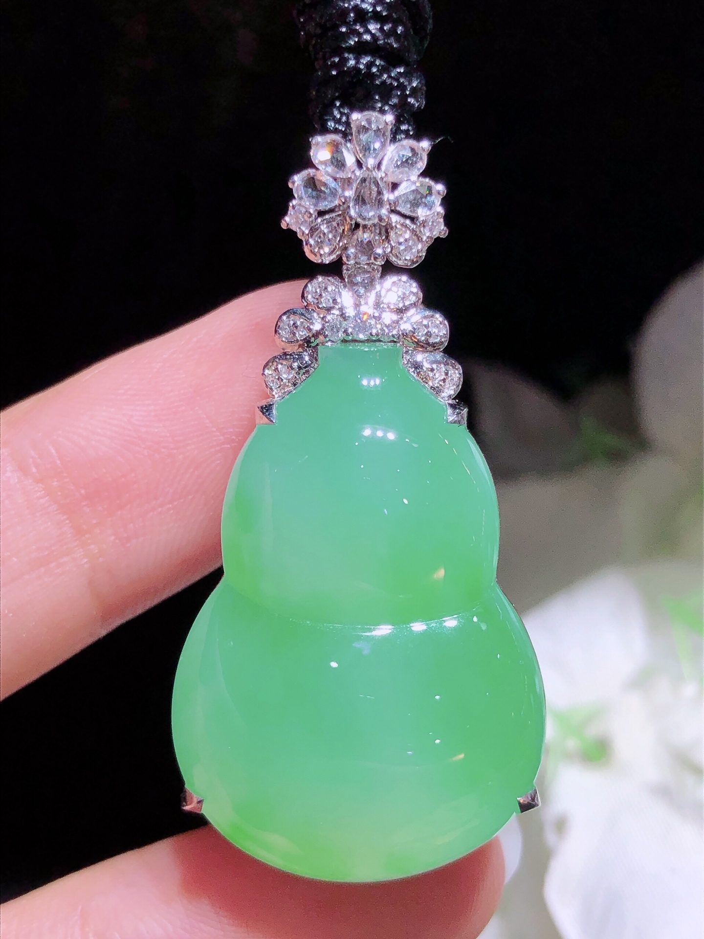 ️18K金镶 冰绿葫芦吊坠 无裂 水润色艳 品相饱满 配送银链苹果拍摄，实物更好看，29.3-20.5-6.6