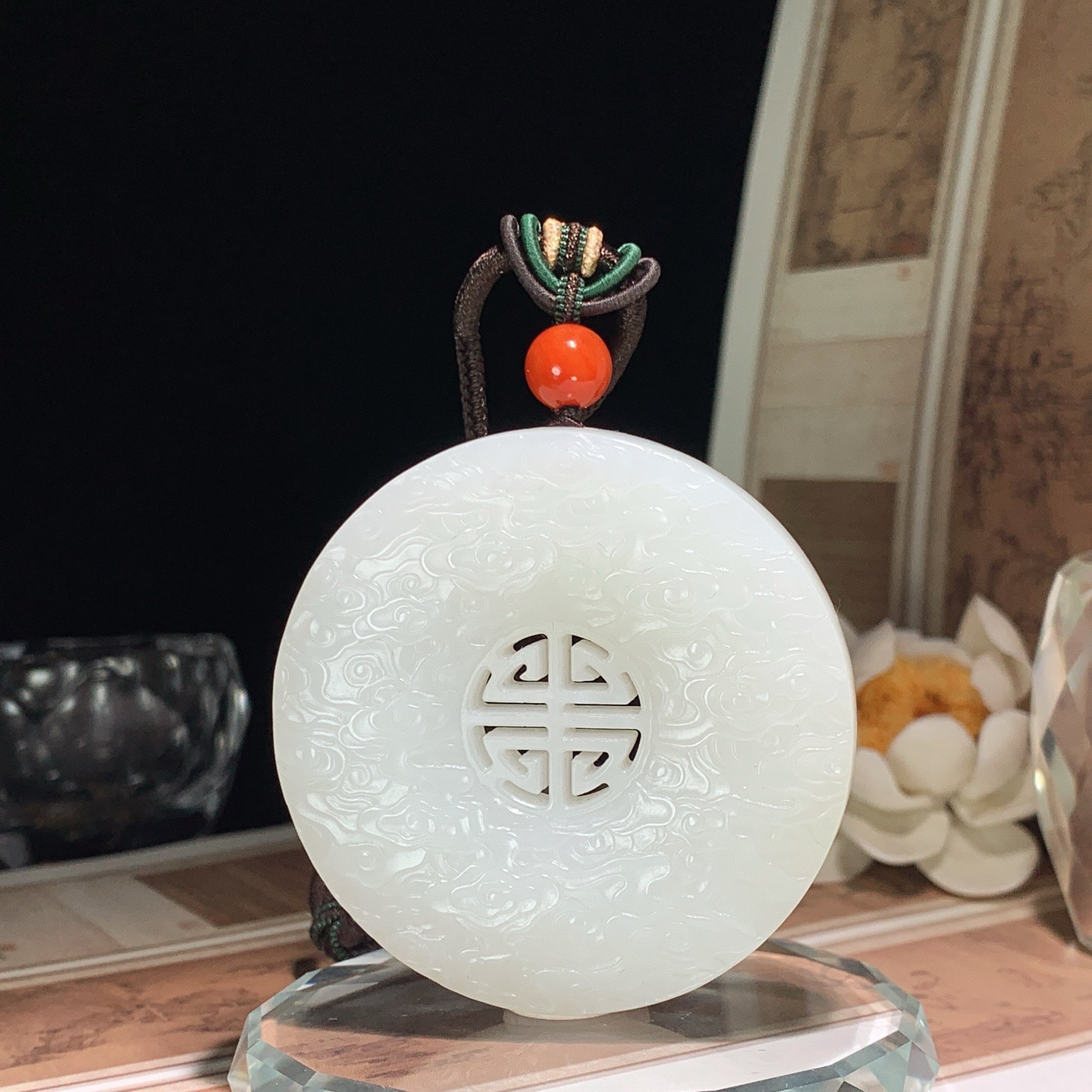 和田玉白玉复古平安环挂件 尺寸55/10重61克。玉质细腻油润。手推出油。佩戴高端典雅。lt260605